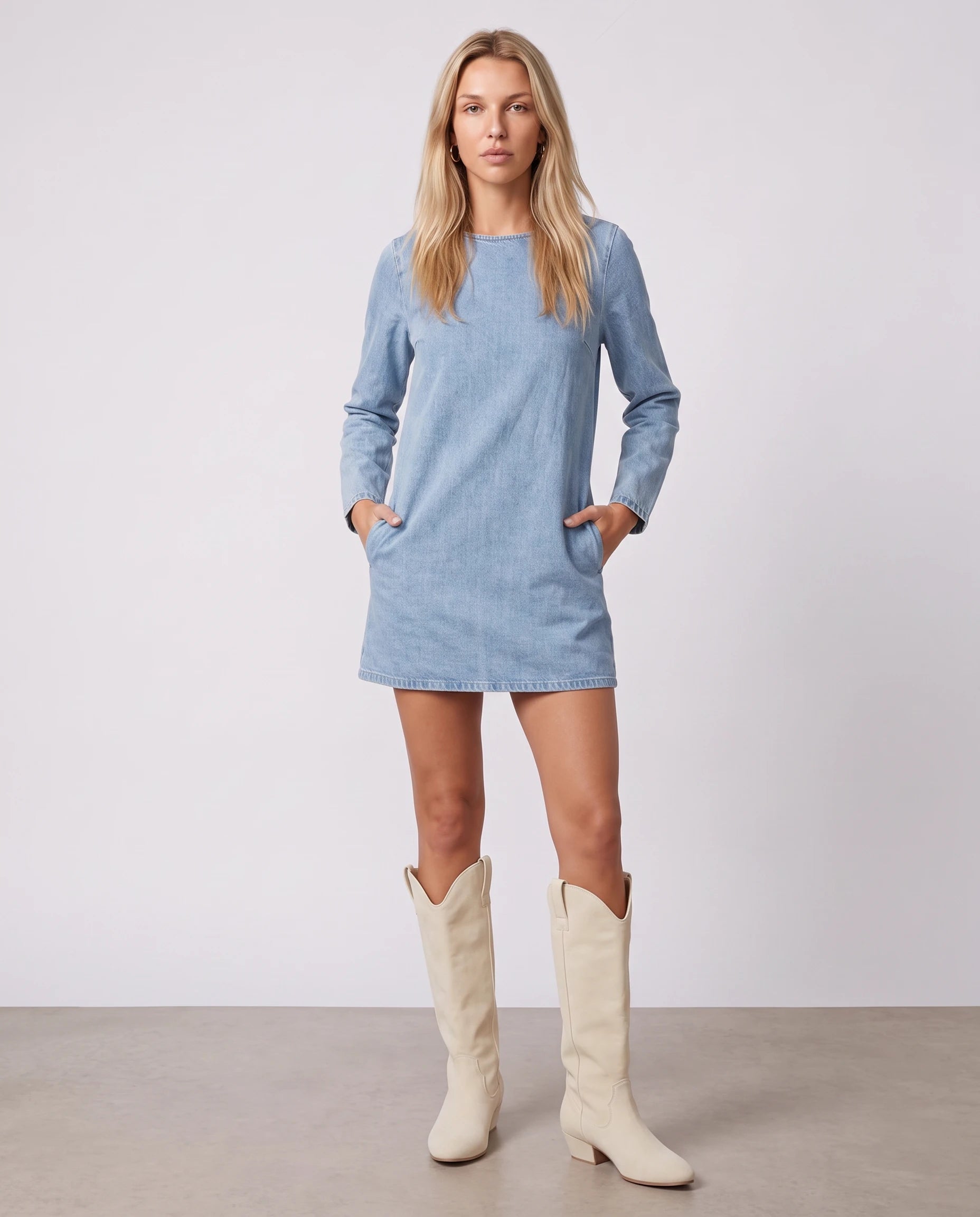 Bottes hautes western en suédine Marjolaine — Blanc Cassé, portées en plein pied studio