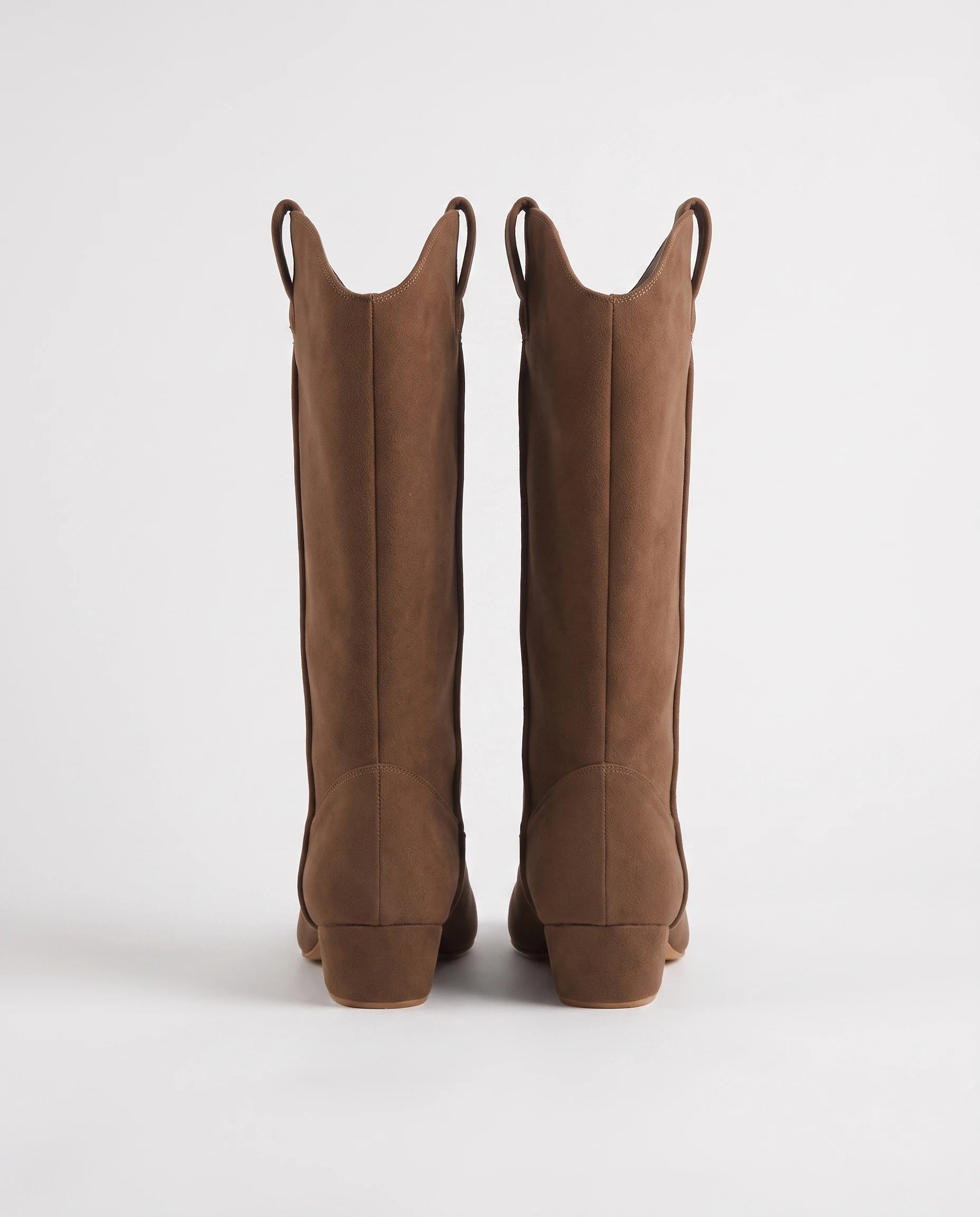 Bottes hautes western en suédine Marjolaine — Chocolat, paire vue de dos studio