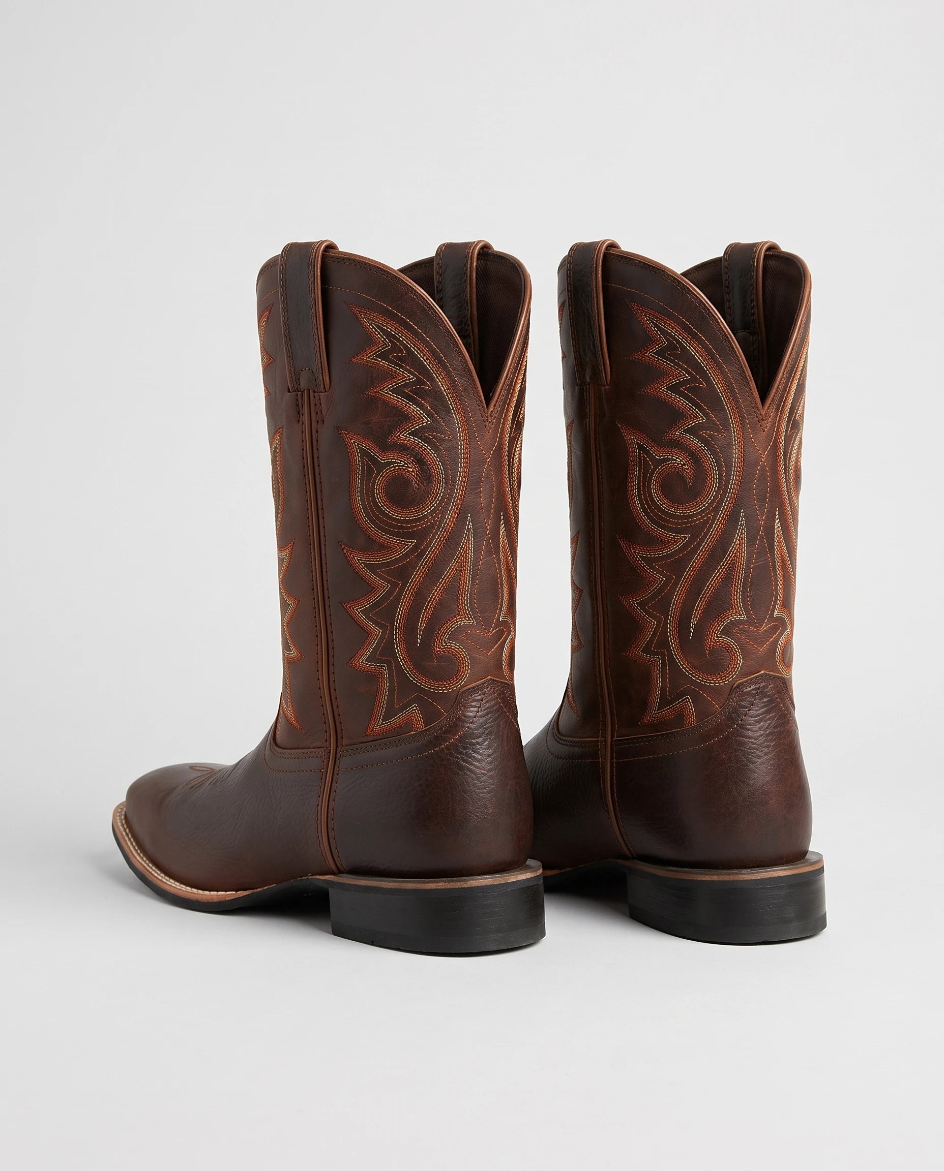 Bottes western à bout rond Marion — Chocolat, paire vue de trois quarts arrière en studio