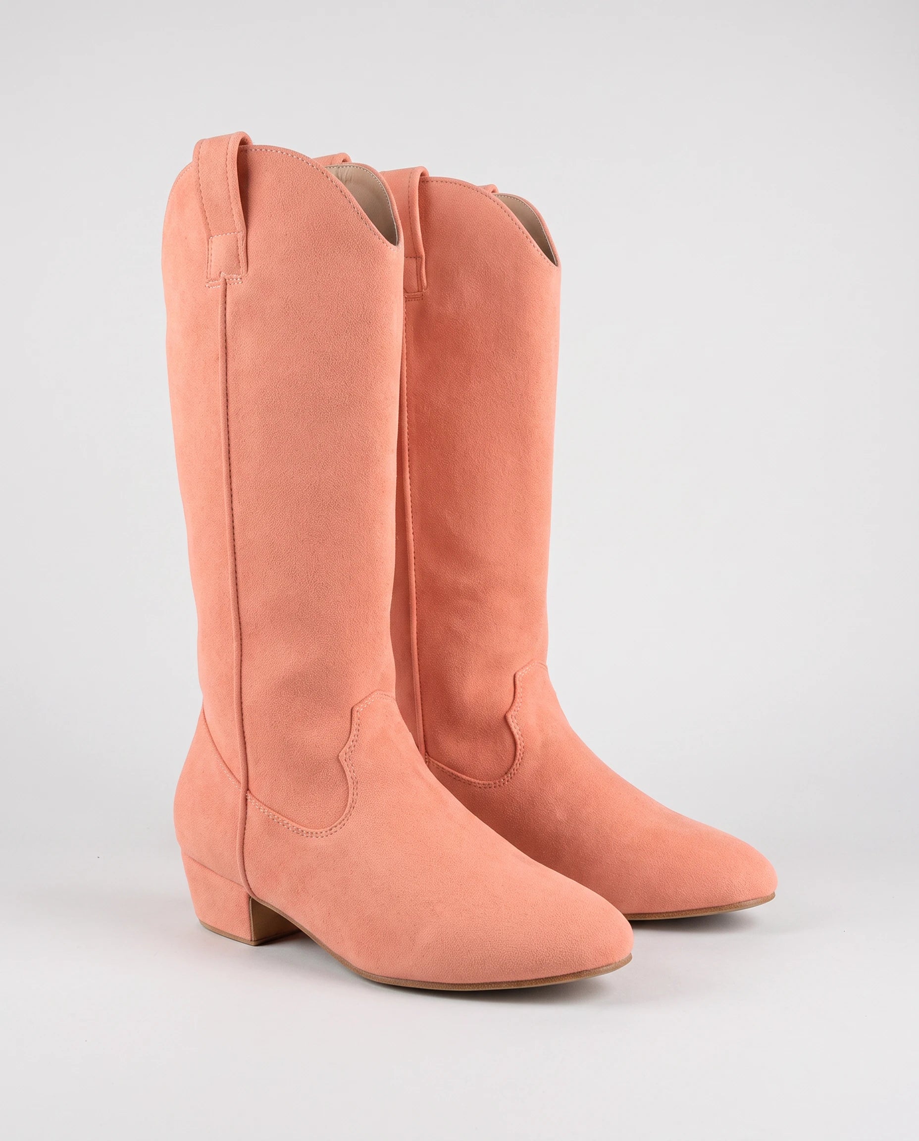 Bottes hautes western en suédine Marjolaine — Corail, paire vue de trois quarts studio