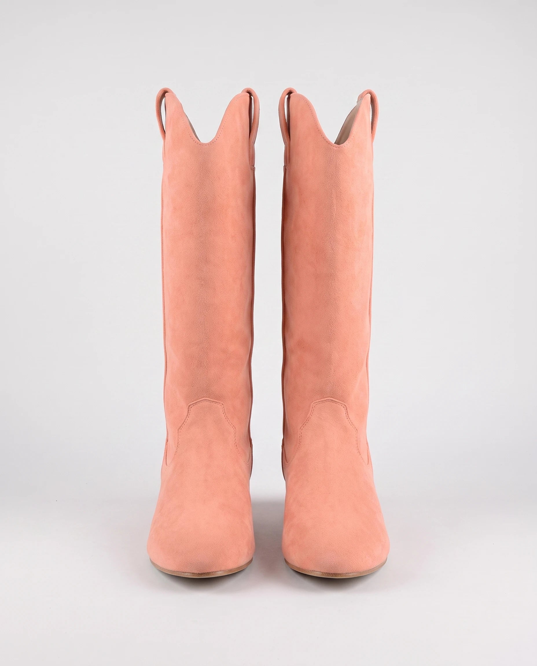 Bottes hautes western en suédine Marjolaine — Corail, paire vue de face, bouts arrondis et découpe western