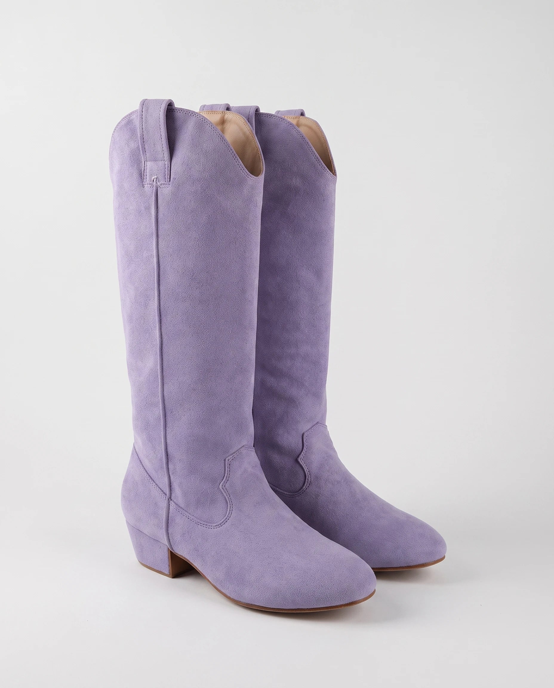 Bottes hautes western en suédine Marjolaine — Lilas, paire vue de trois quarts studio