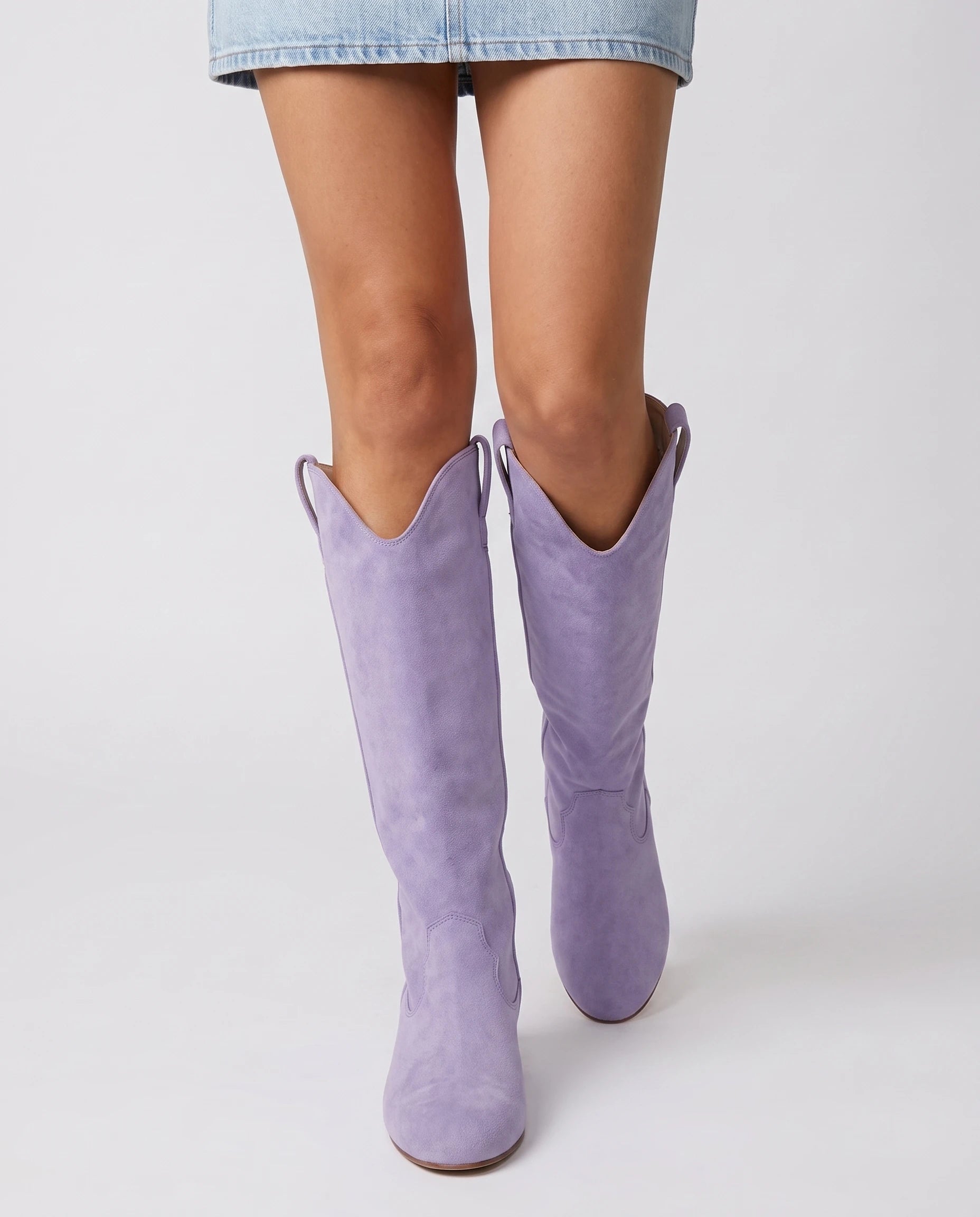 Bottes hautes western en suédine Marjolaine — Lilas, portées en plan rapproché en marche