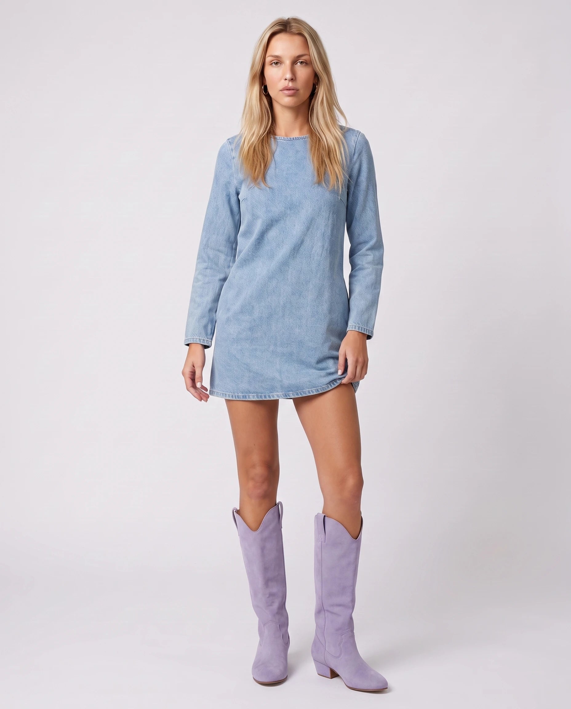 Bottes hautes western en suédine Marjolaine — Lilas, portées en plein pied studio