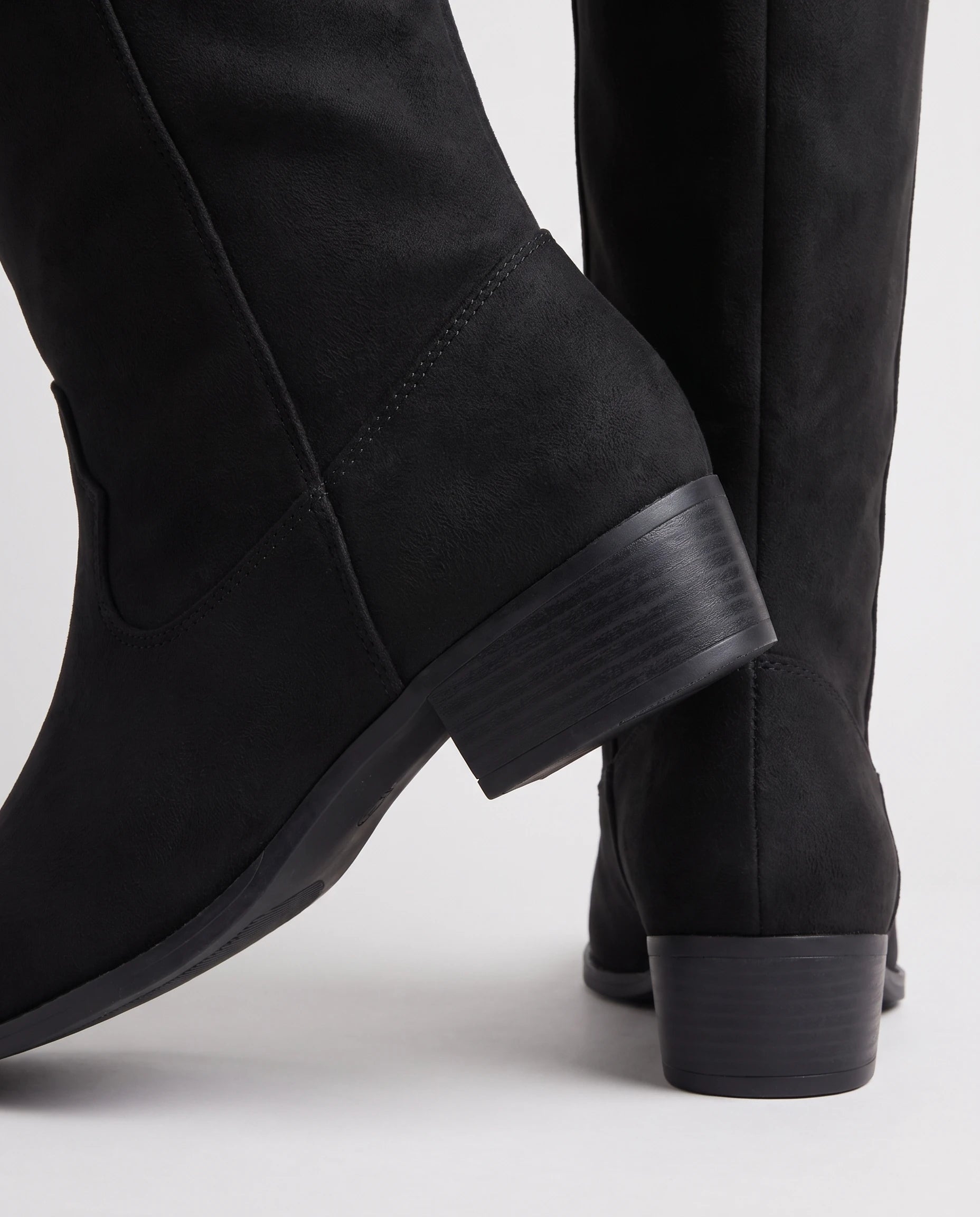 Bottes hautes western en suédine Marjolaine — Noir, détail du talon bloc et de la semelle
