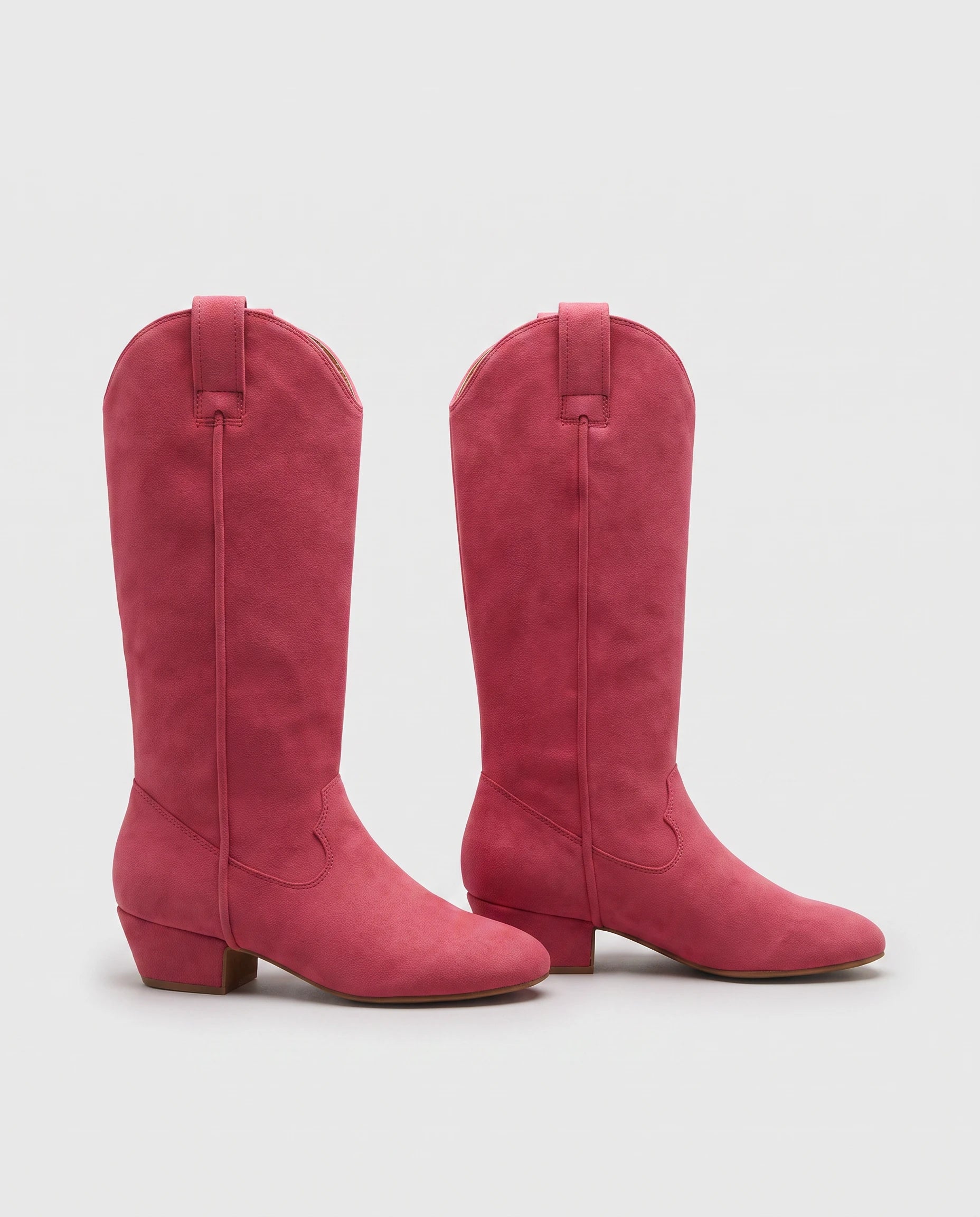 Bottes hautes western en suédine Marjolaine — Rose Framboise, paire vue de profil studio
