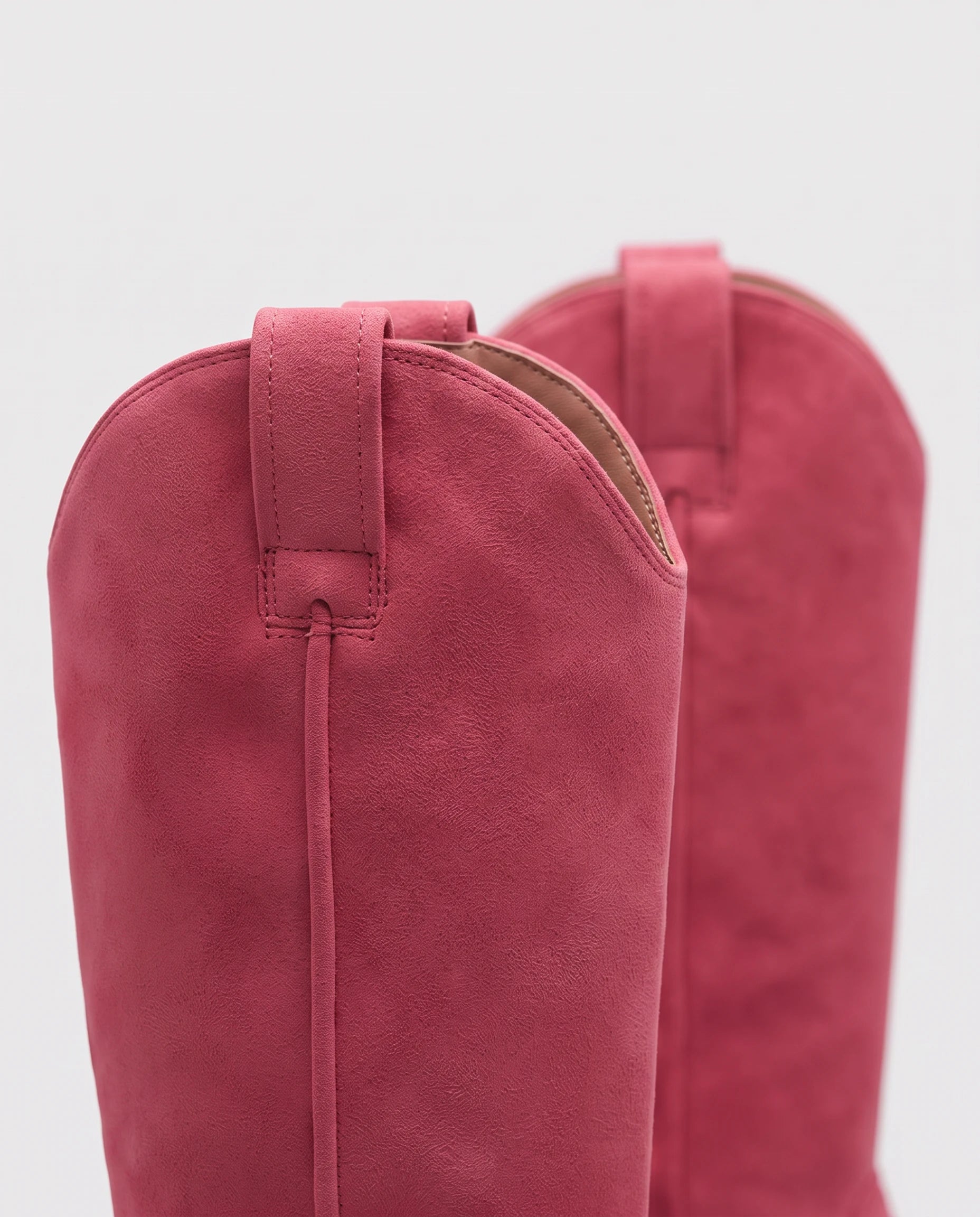 Bottes hautes western en suédine Marjolaine — Rose Framboise, détail du haut de tige et du tirant cousu