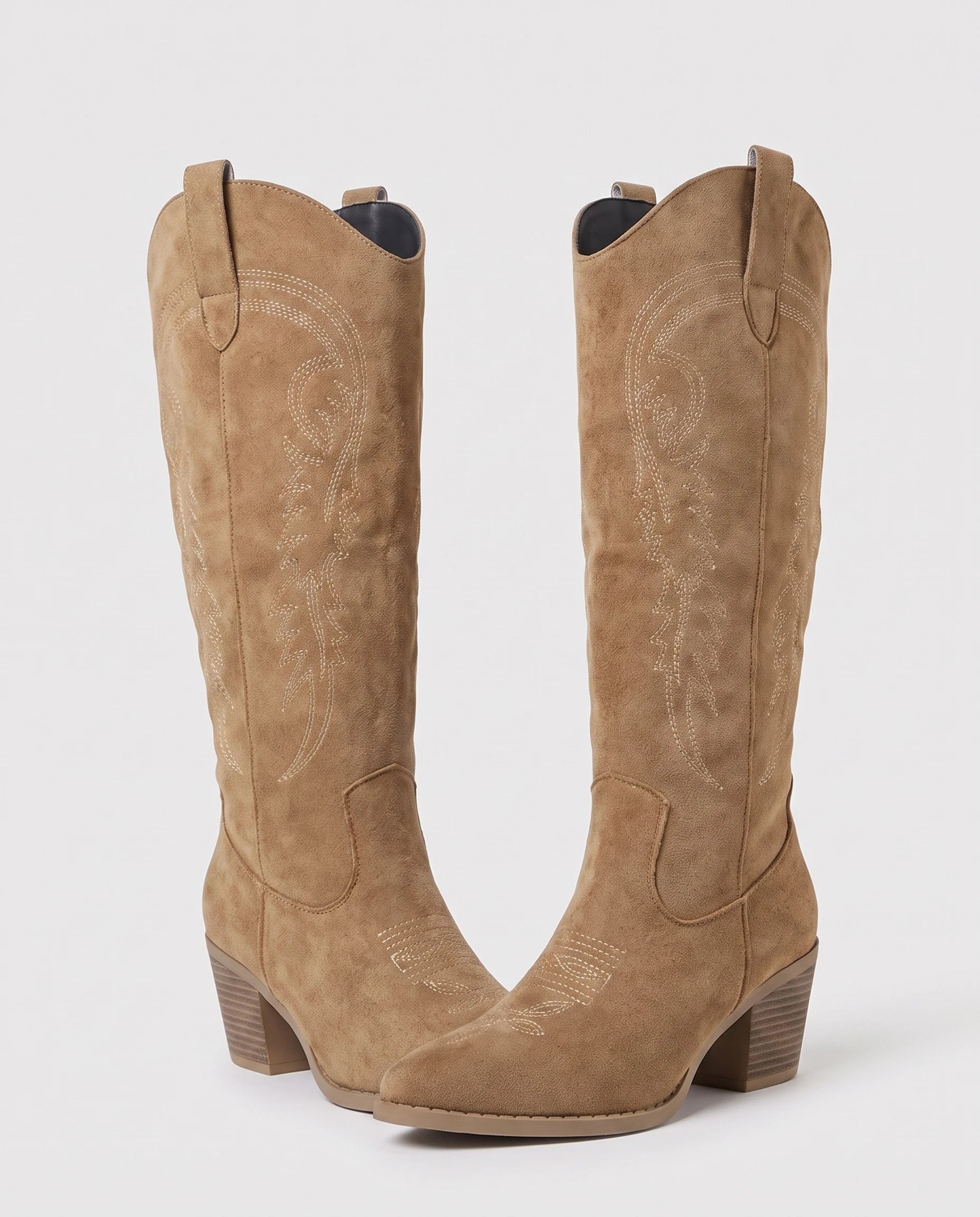 Bottes western à enfiler en suédine brodée Angélique — Camel, paire en packshot studio