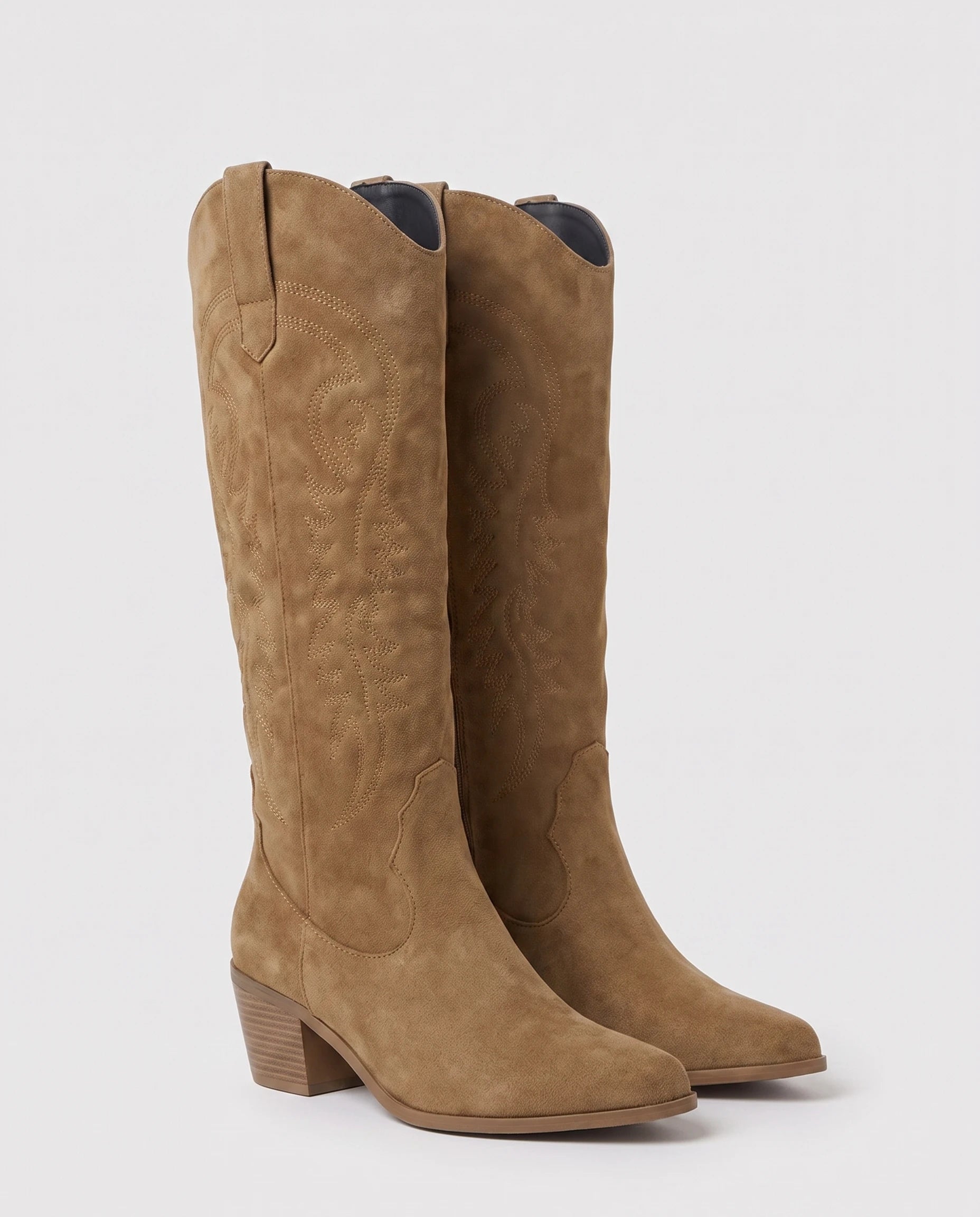 Bottes western à talon bloc en suédine brodée Modestine — Noisette, paire en packshot studio