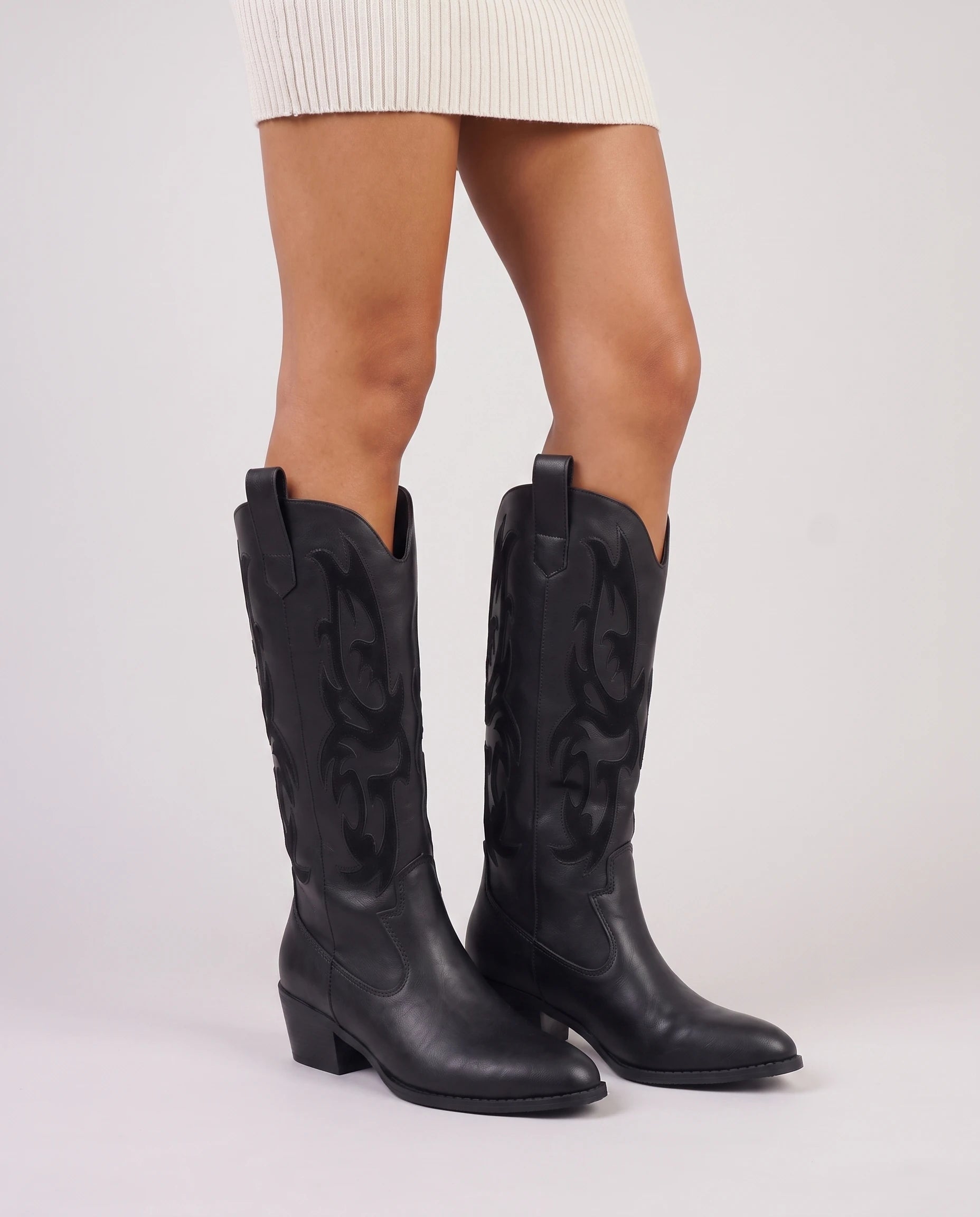Bottes santiags à broderie ton sur ton en simili Corentine Noir — portées, plan rapproché