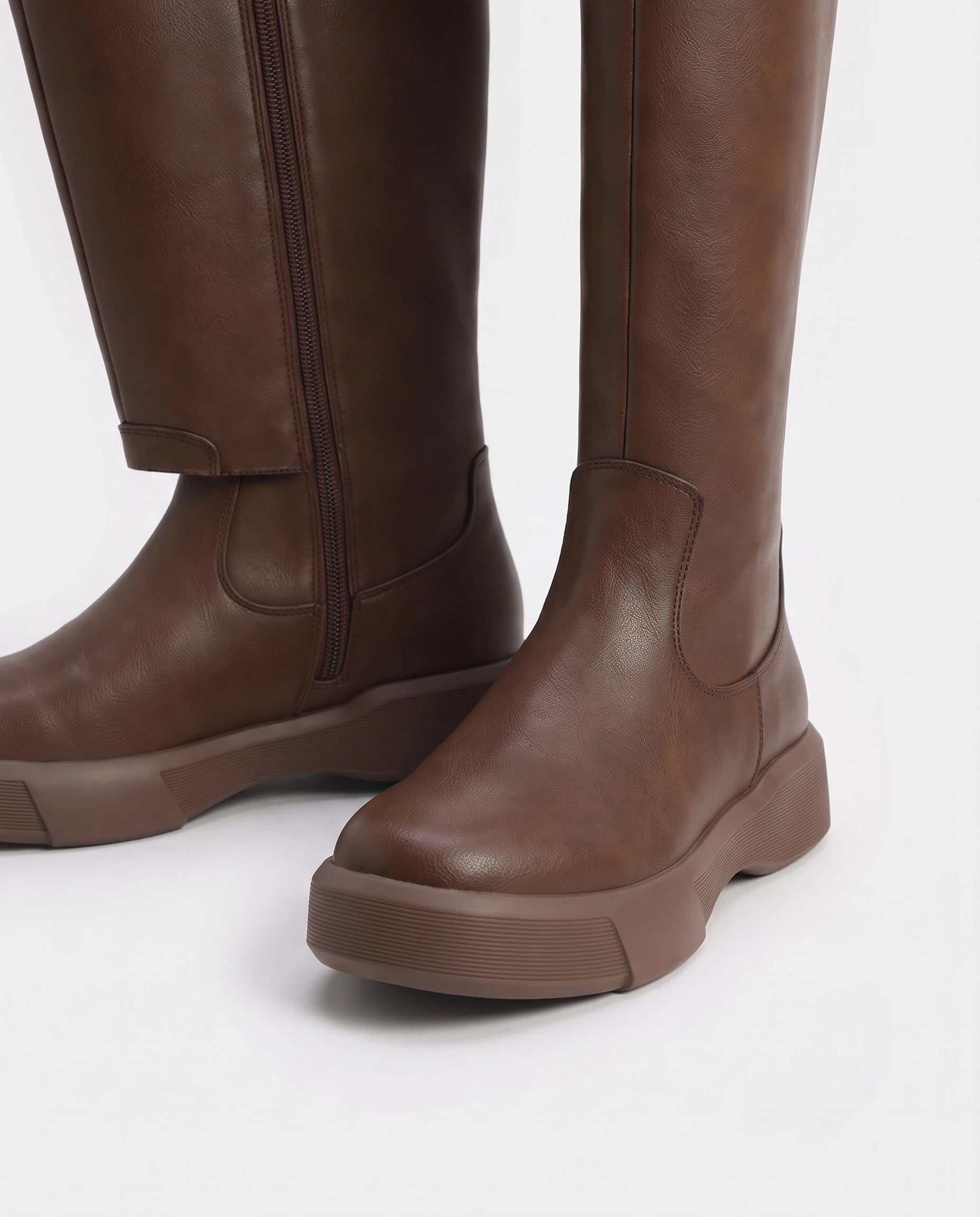 Bottes hautes zippées à semelle épaisse Justine — Chocolat, détail rapproché de la semelle épaisse crantée et du bas du zip