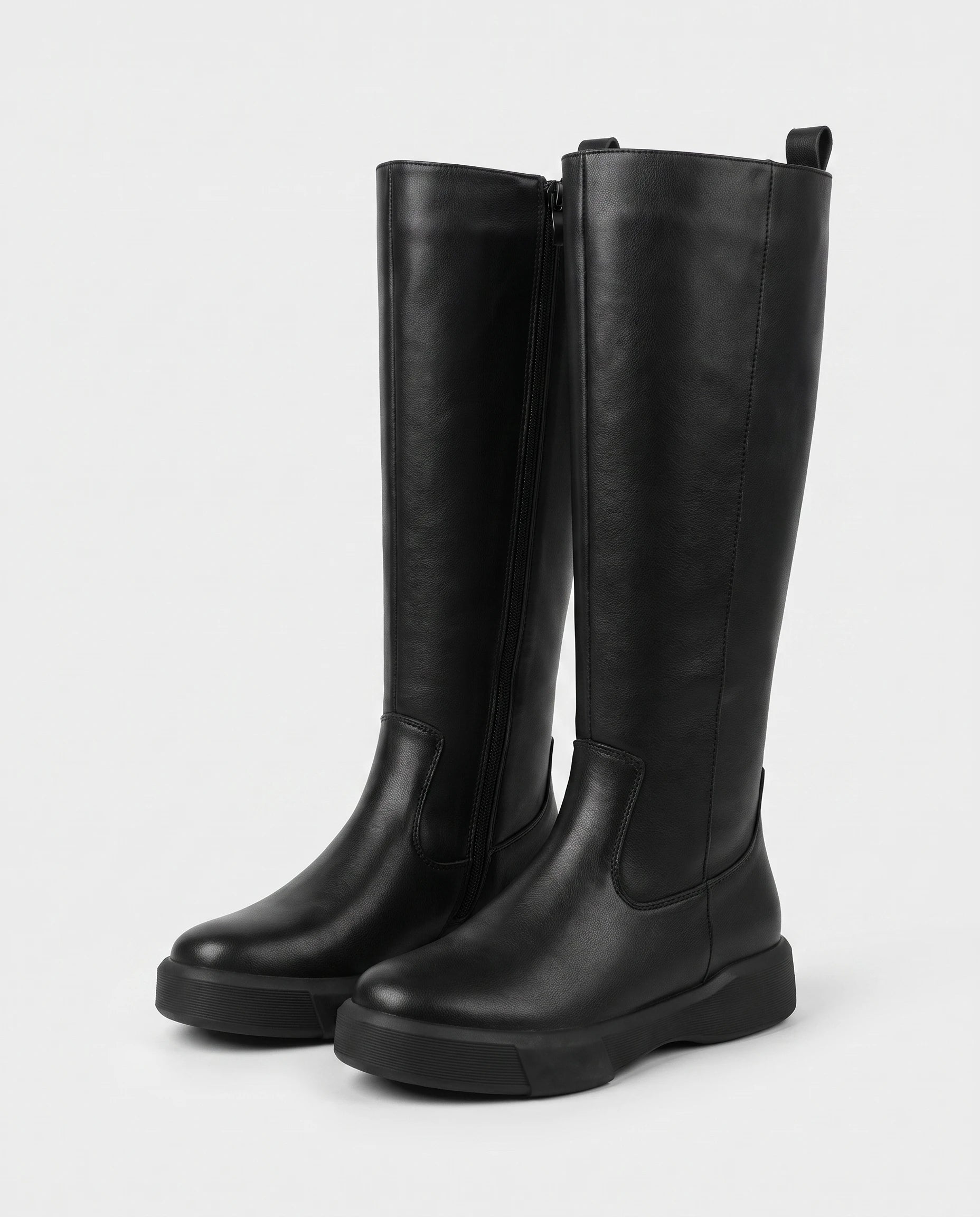 Bottes hautes zippées à semelle épaisse Justine — Noir, paire vue de trois quarts studio
