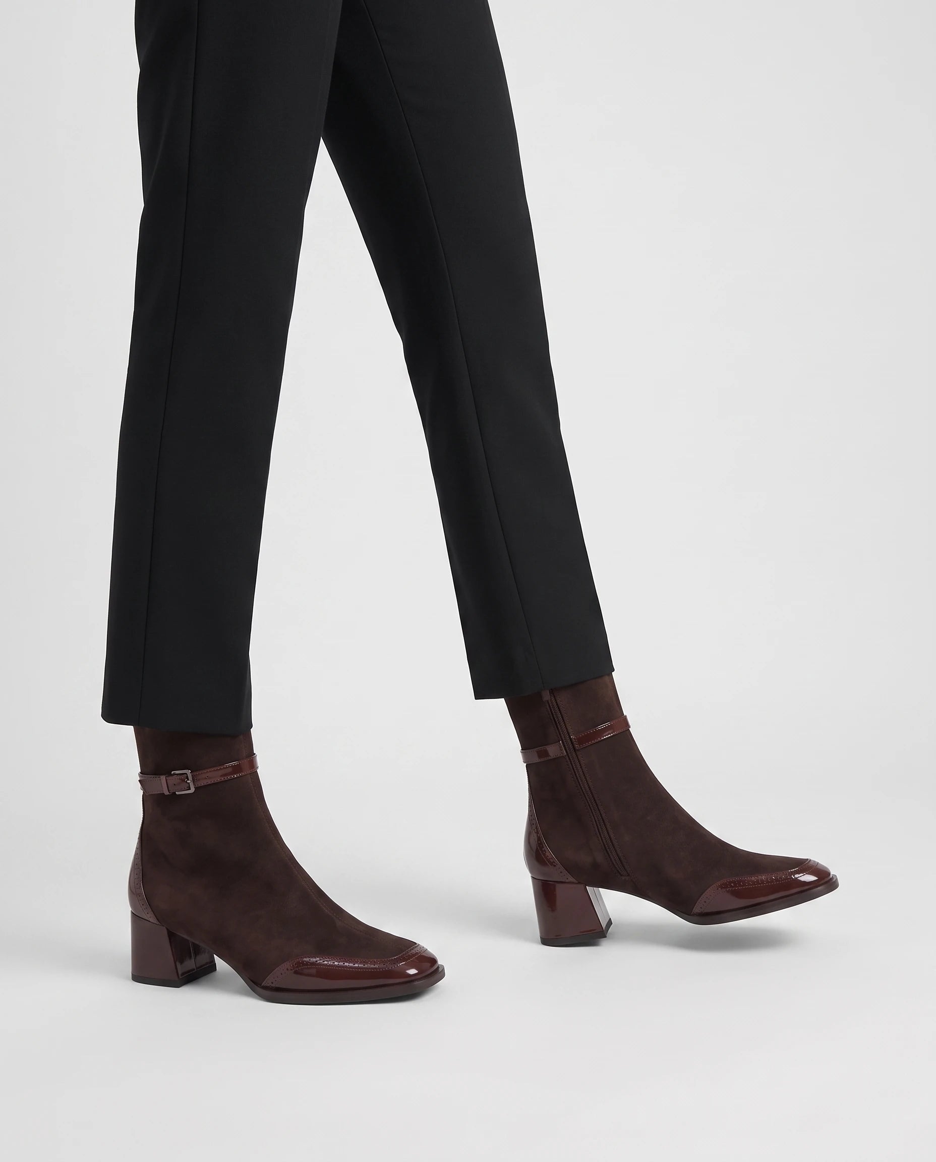 Bottines bi-matiere a bout verni Hyacinthe Chocolat Foncé — portées, plan rapproché