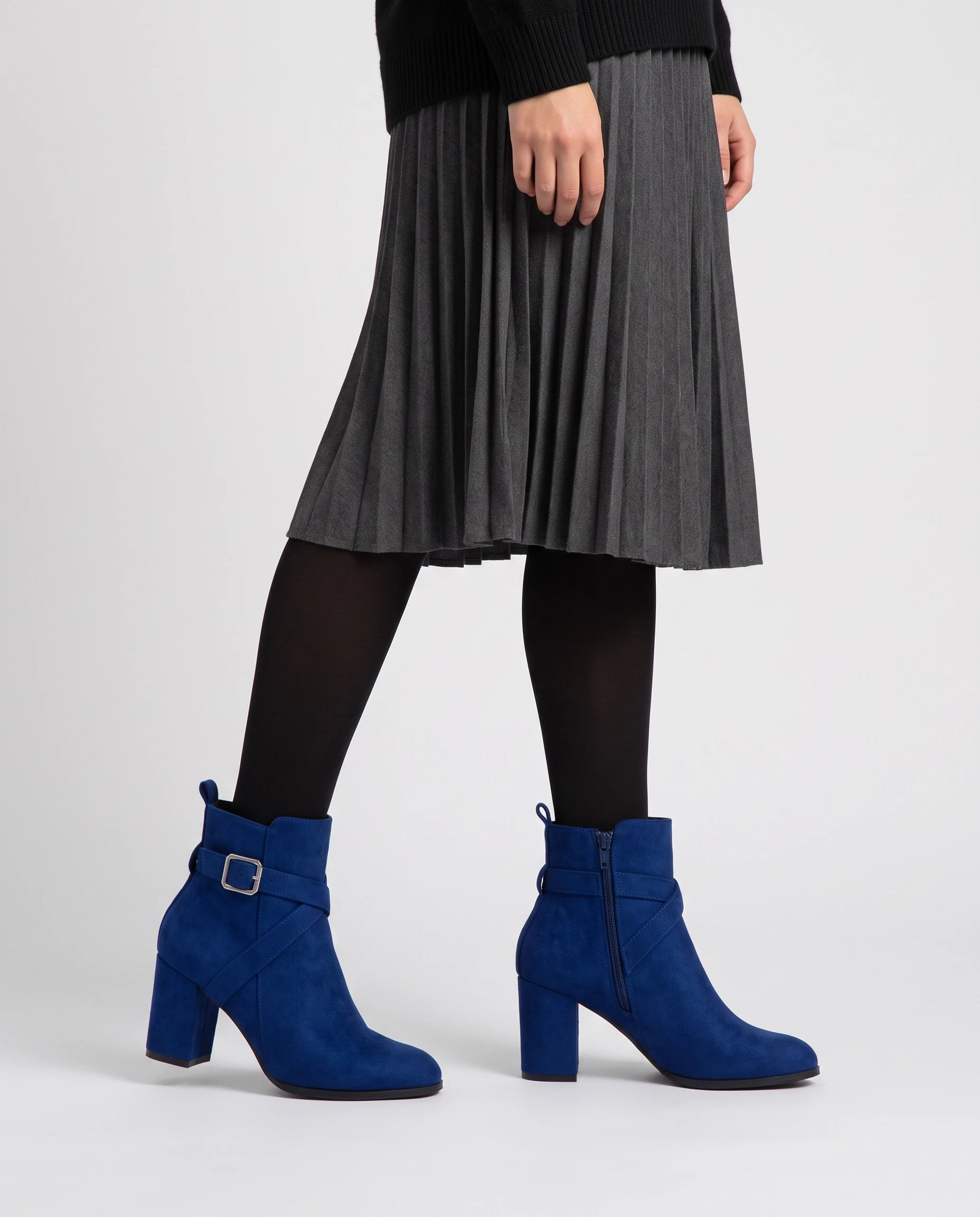Bottines a bride et boucle en suedine Armantine Bleu Outremer — portées, plan rapproché