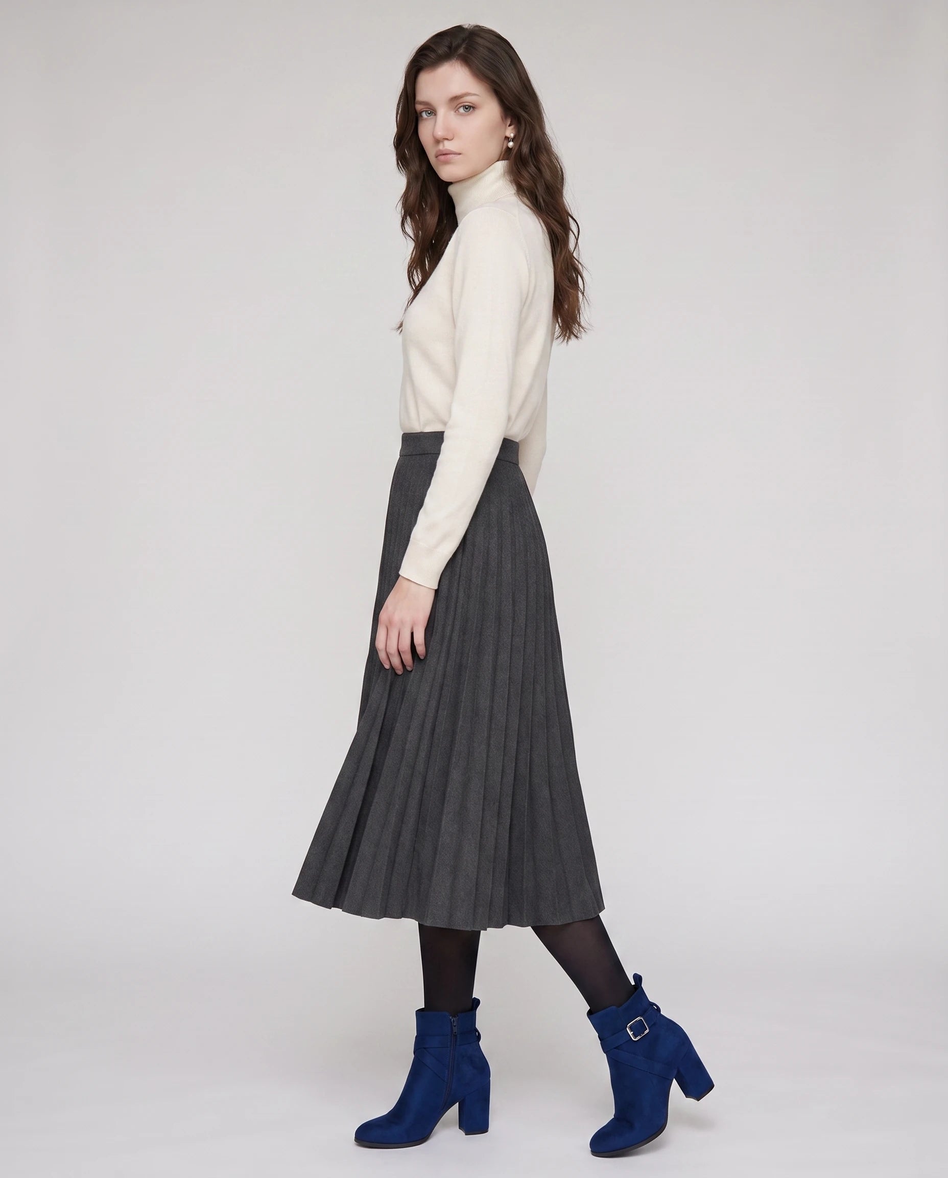 Bottines a bride et boucle en suedine Armantine Bleu Outremer — portées en pied