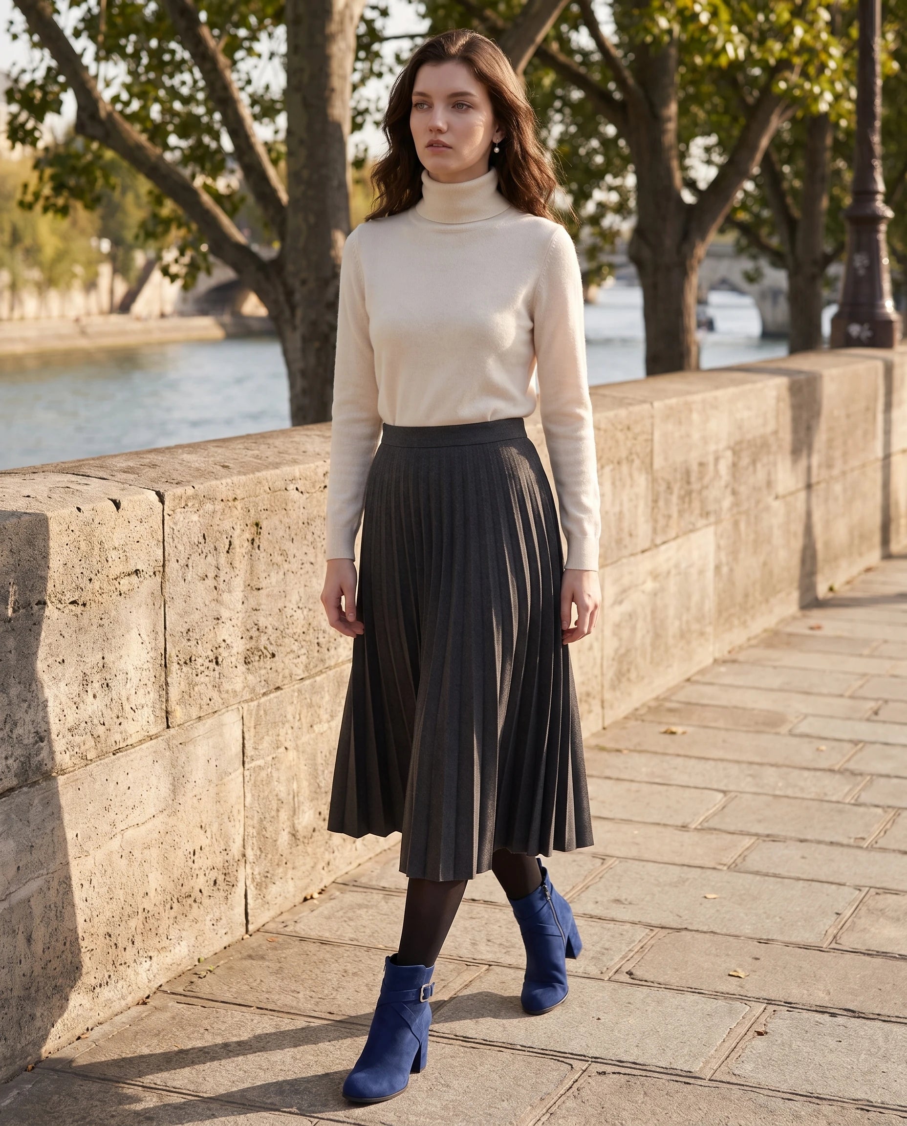Bottines a bride et boucle en suedine Armantine Bleu Outremer — portées en situation