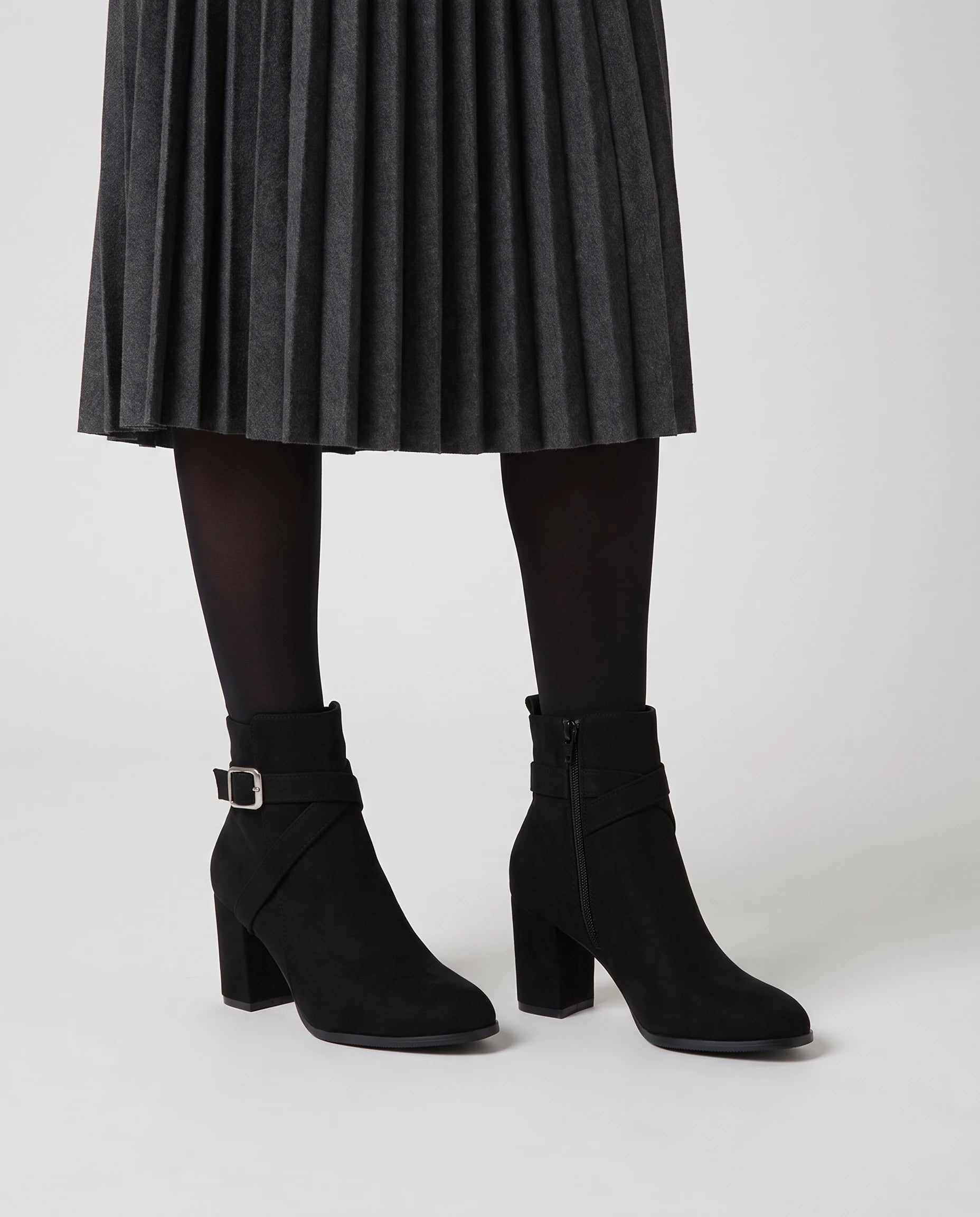 Bottines a bride et boucle en suedine Armantine Noir — portées, plan rapproché