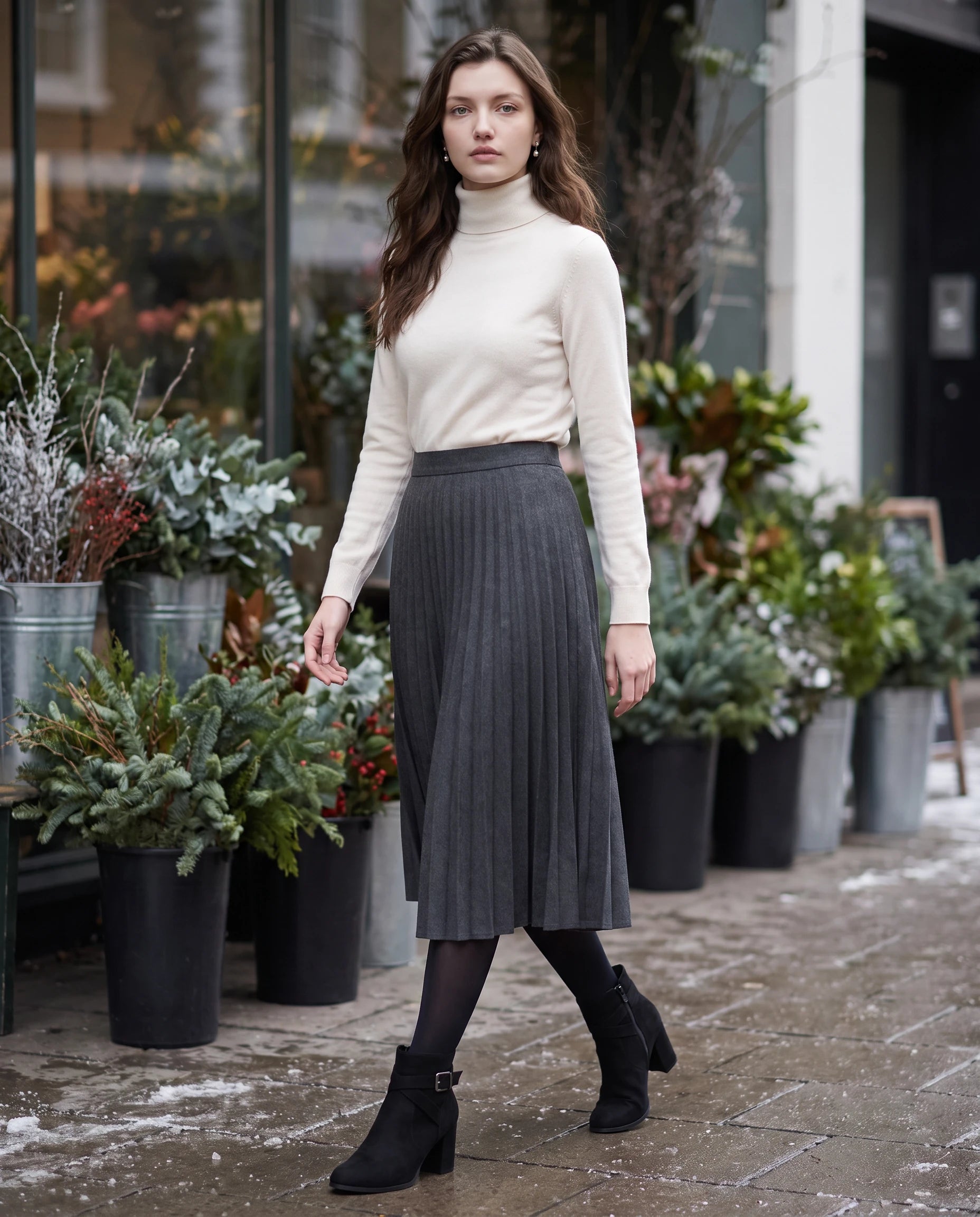 Bottines a bride et boucle en suedine Armantine Noir — portées en extérieur