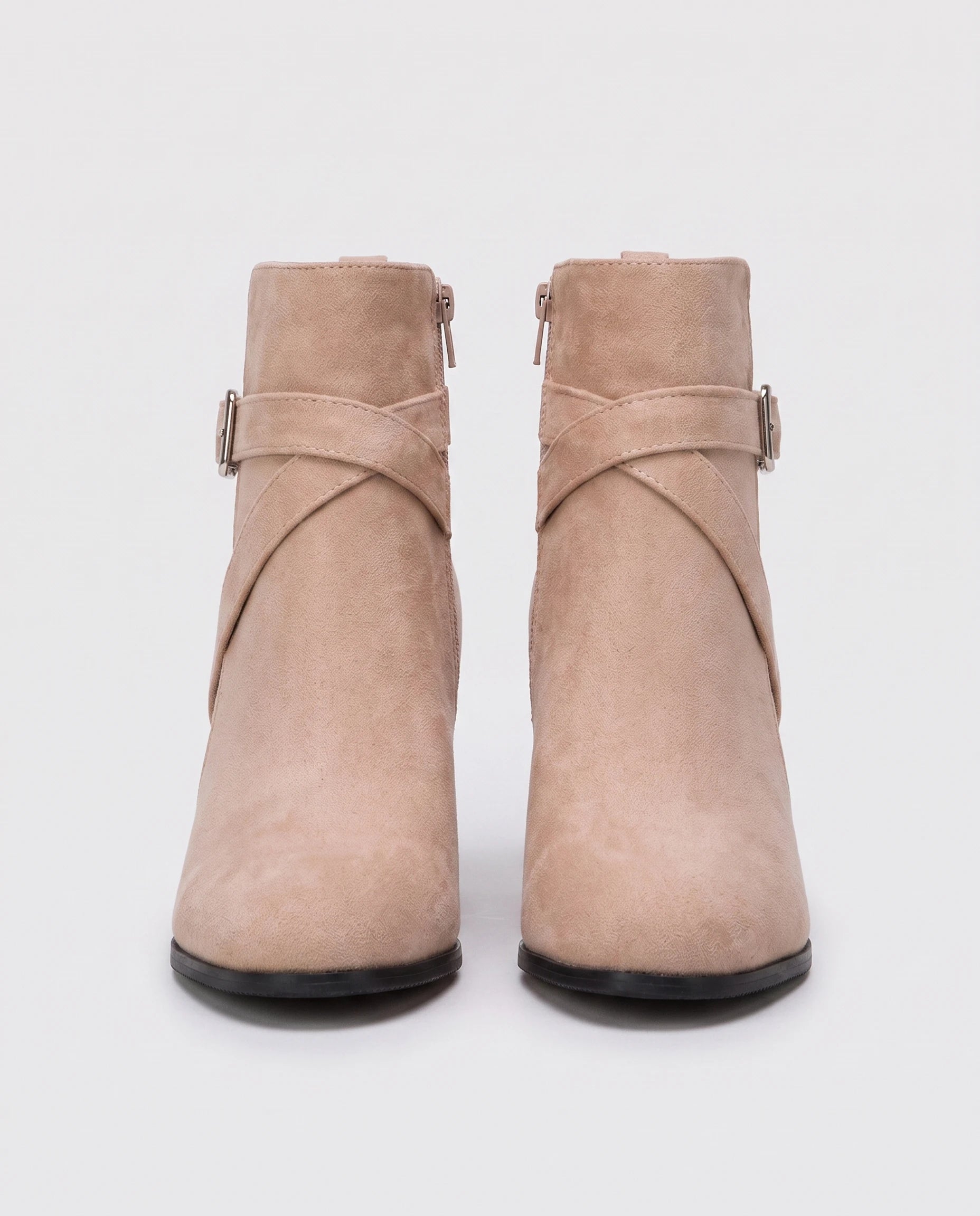 Bottines a bride et boucle en suedine Armantine Rose Nude — packshot studio