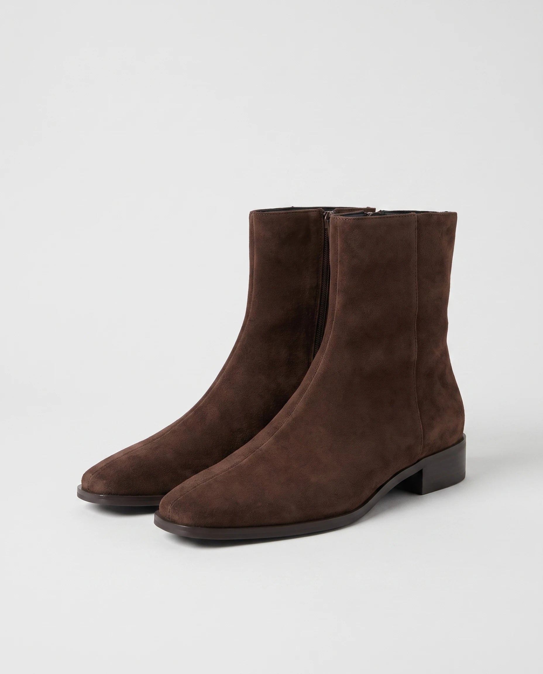 Bottines à bout carré en suédine Éponine — Chocolat, paire en packshot studio