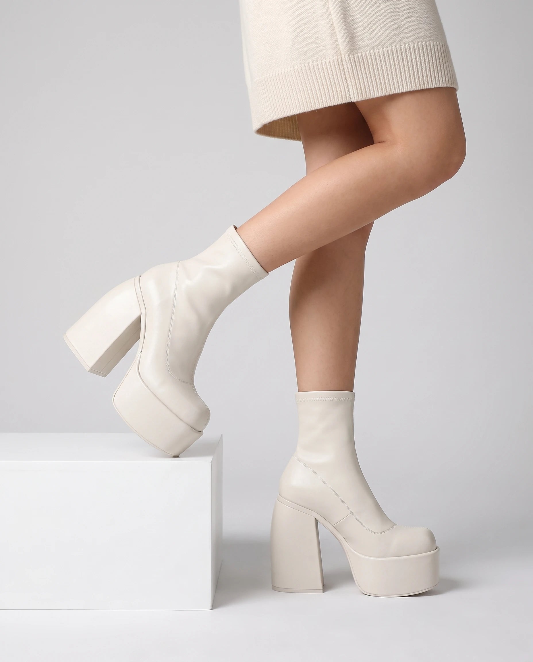 Bottines chaussette à plateforme massive Ludmilla — Blanc, portées en plan rapproché