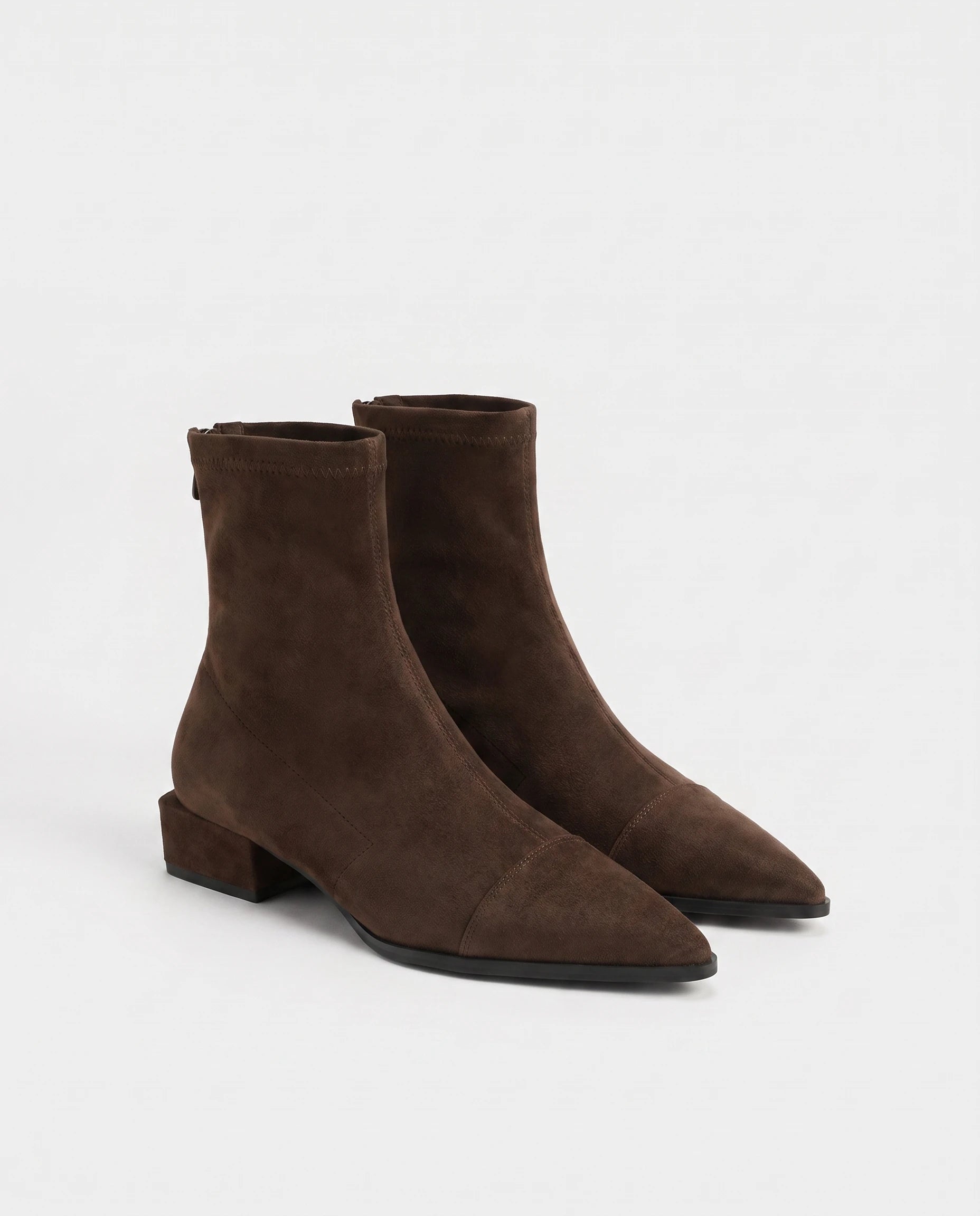 Bottines chaussette plates à bout pointu Célinie — Brun, paire en packshot studio