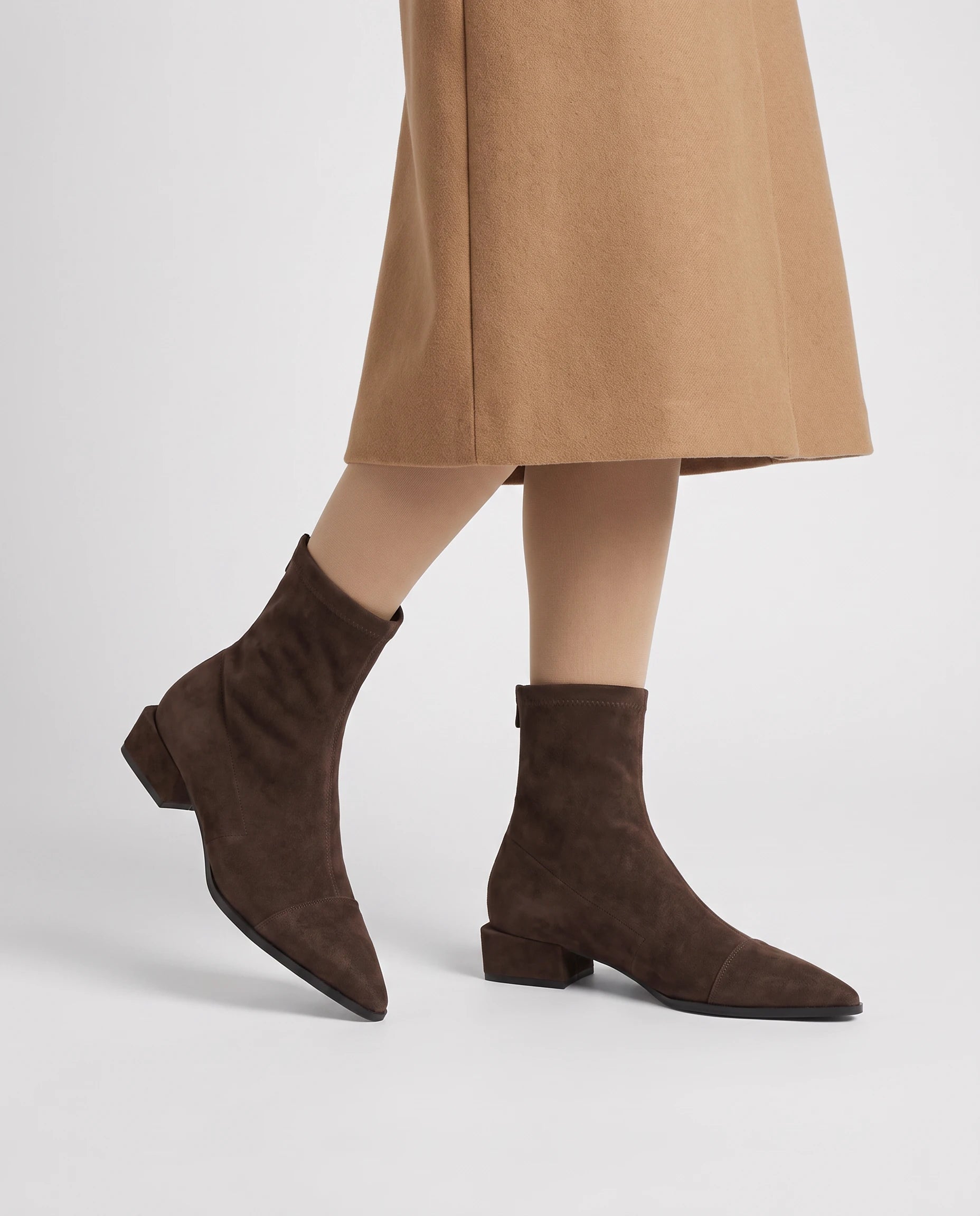 Bottines chaussette plates à bout pointu Célinie — Brun, portées en plan rapproché