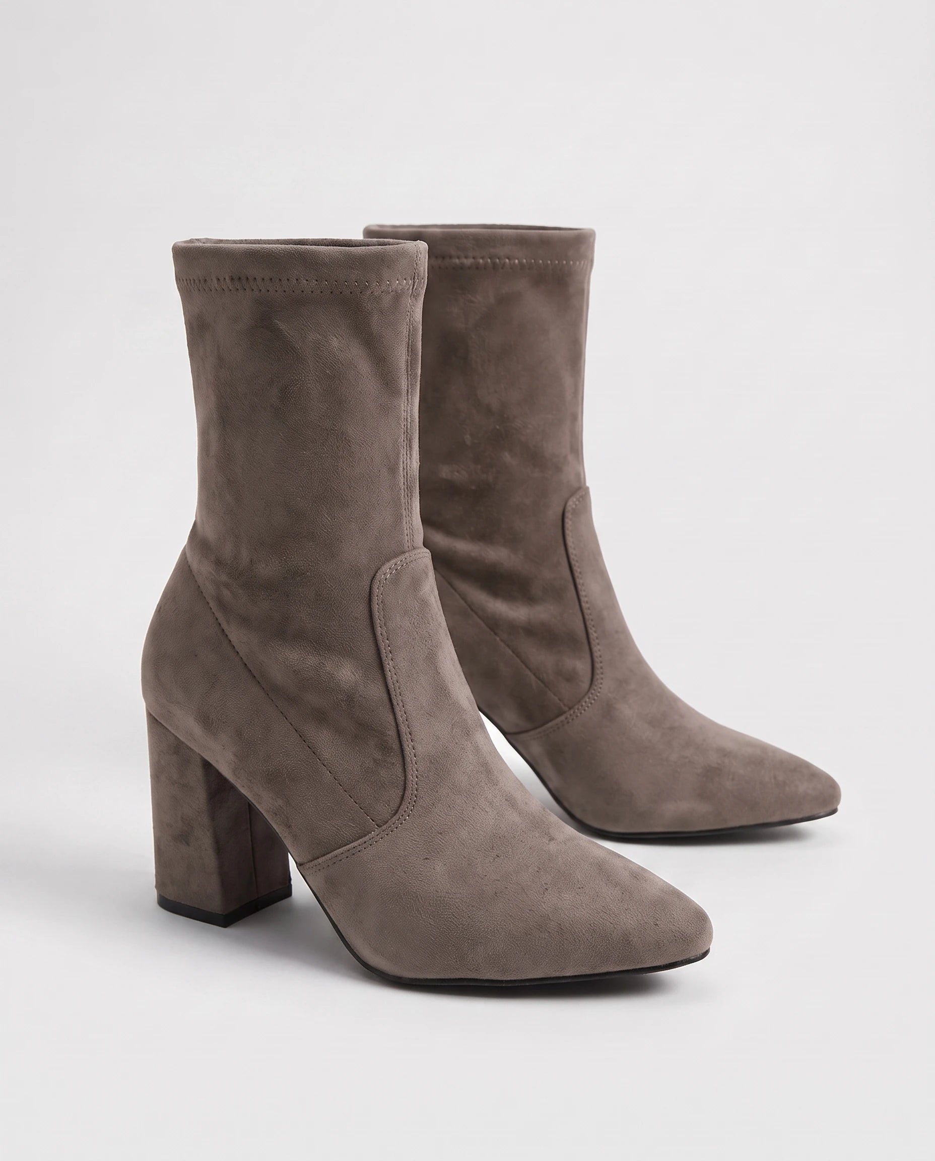 Bottines chaussette en suédine à talon bloc Dorothée — Taupe, paire en packshot studio