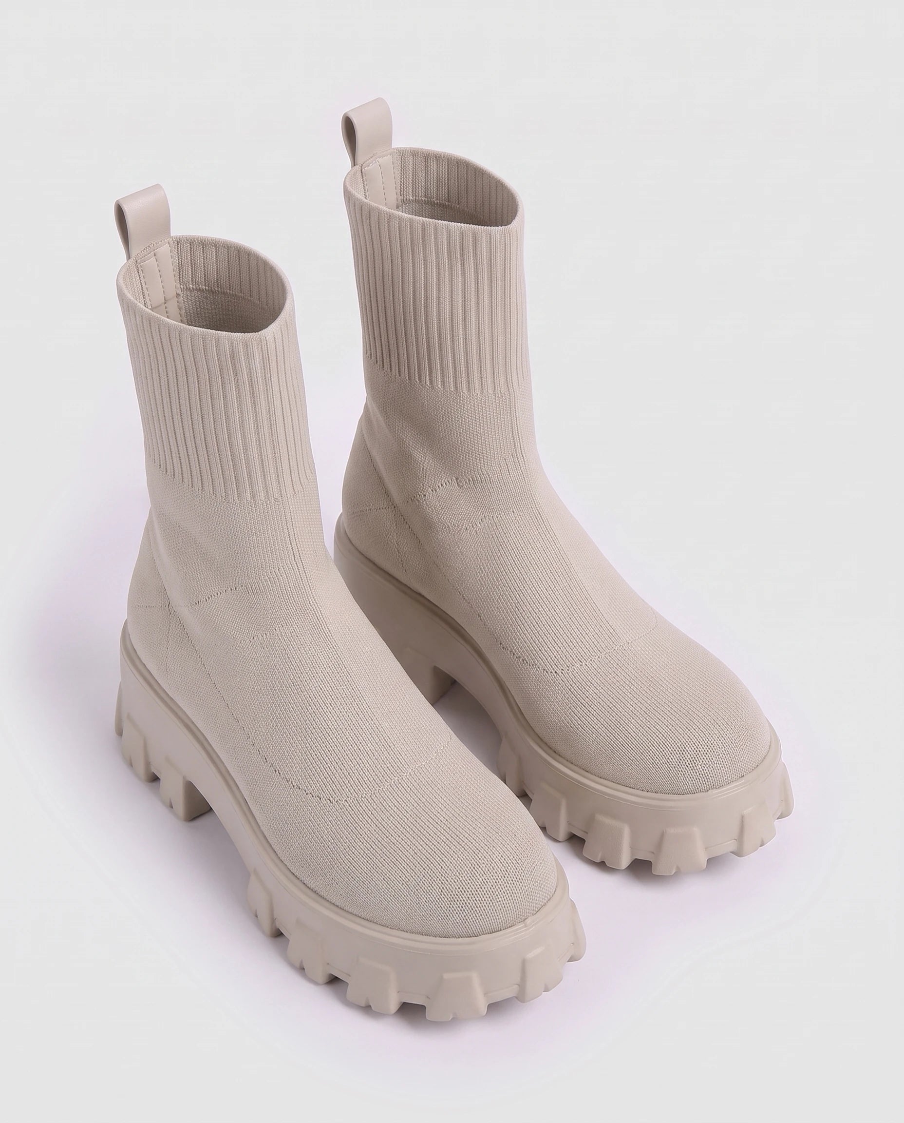 Bottines chaussettes à plateforme Antoinette — Beige, paire vue de trois quarts en plongée studio