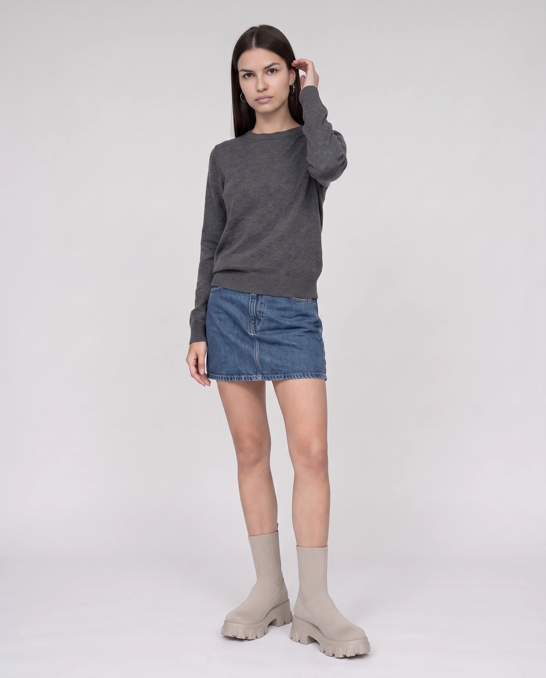 Bottines chaussettes à plateforme Antoinette — Beige, portées en plein pied studio