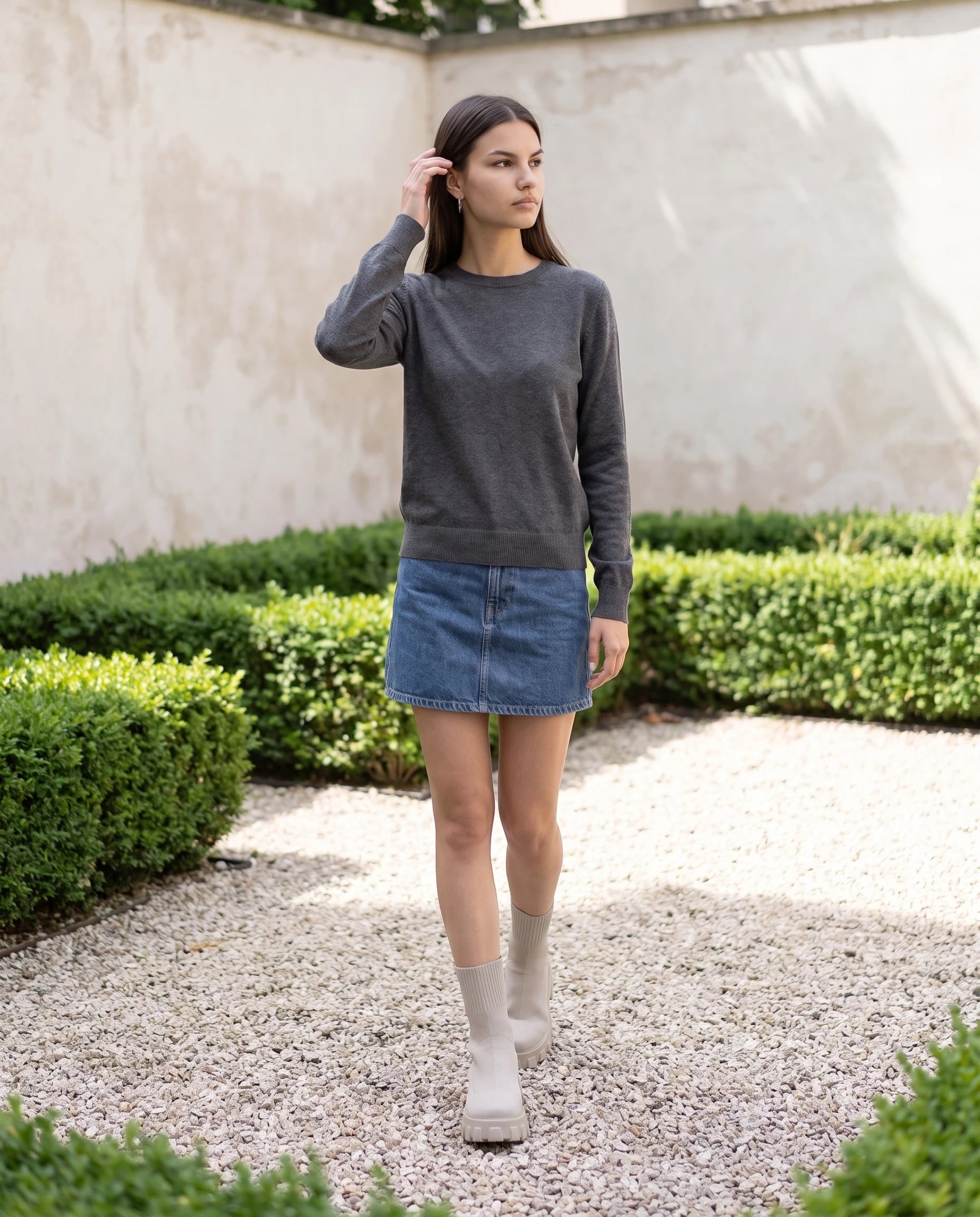 Bottines chaussettes à plateforme Antoinette — Beige, portées dans une cour intérieure de graviers clairs