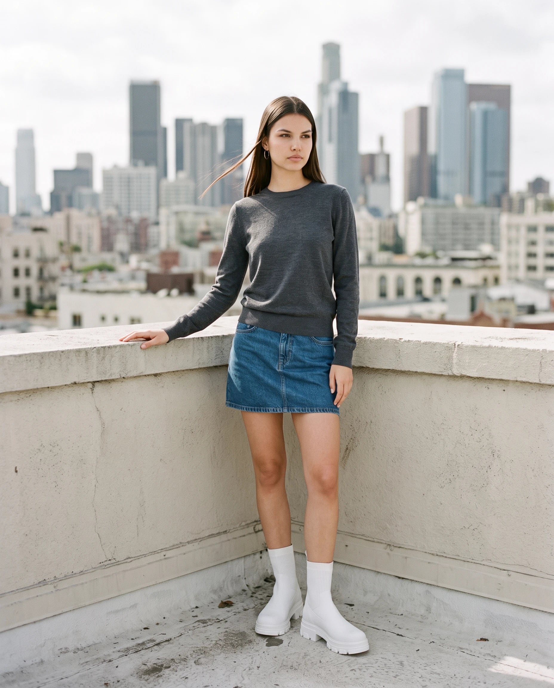 Bottines chaussettes à plateforme Antoinette — Blanc, portées sur une terrasse en béton clair