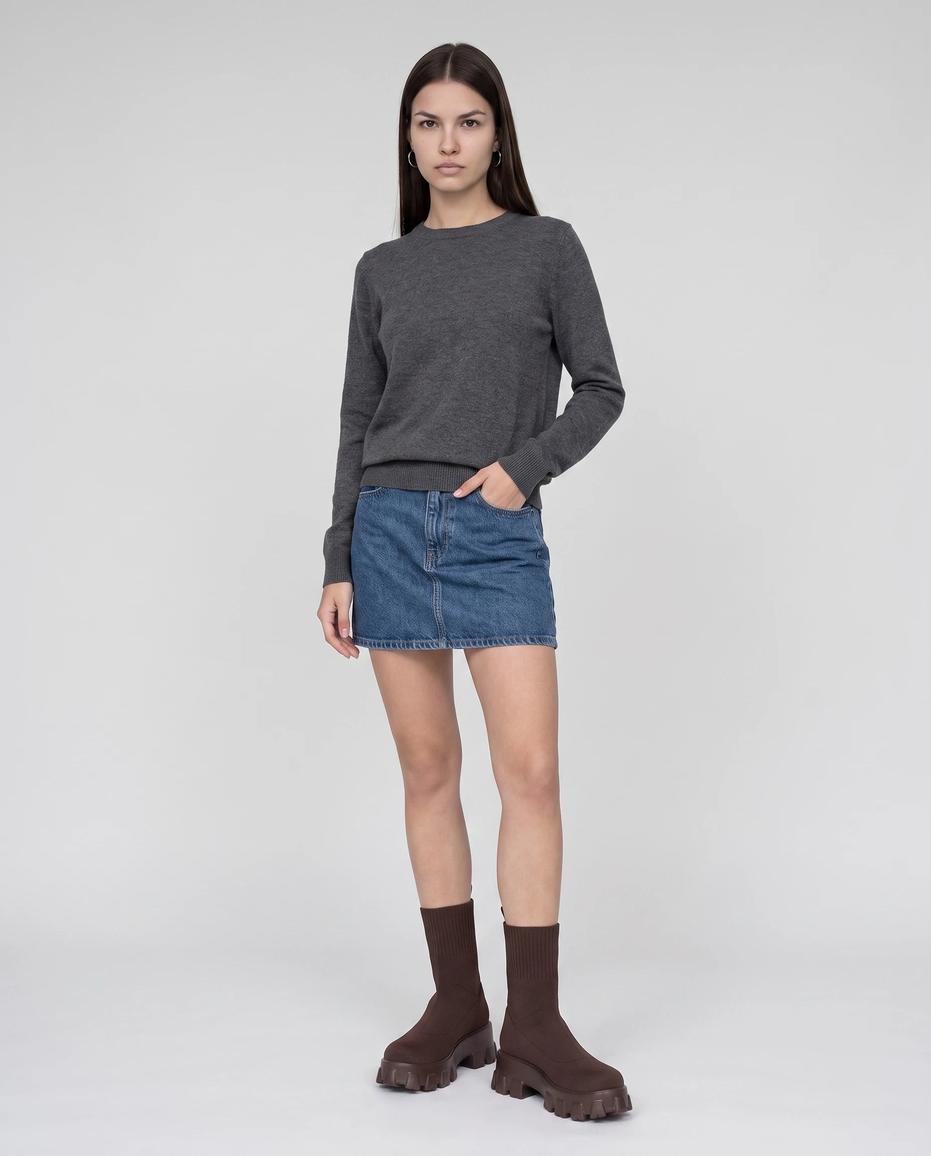 Bottines chaussettes à plateforme Antoinette — Chocolat, portées en plein pied studio