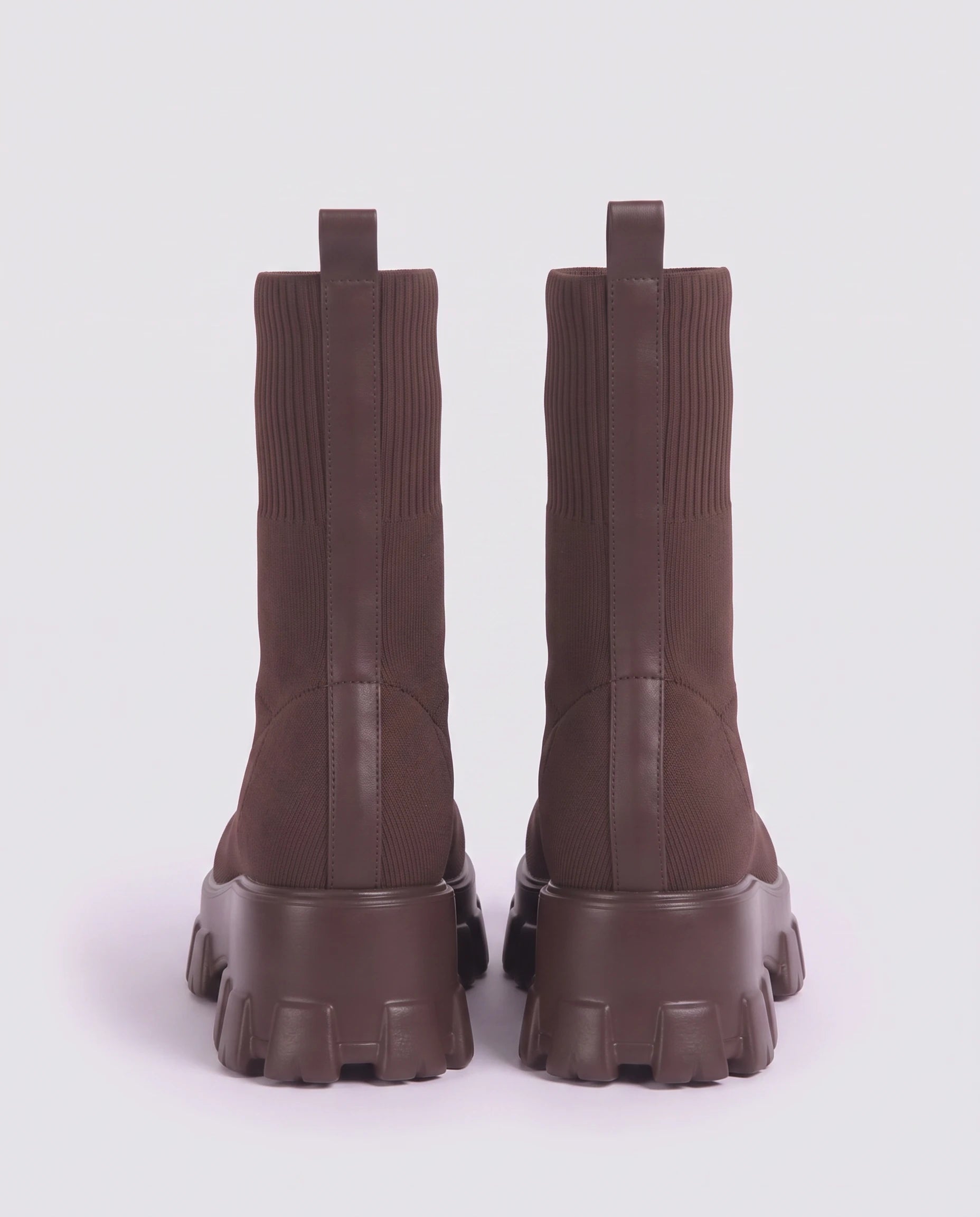 Bottines chaussettes à plateforme Antoinette — Chocolat, paire vue de dos, tirants de tige