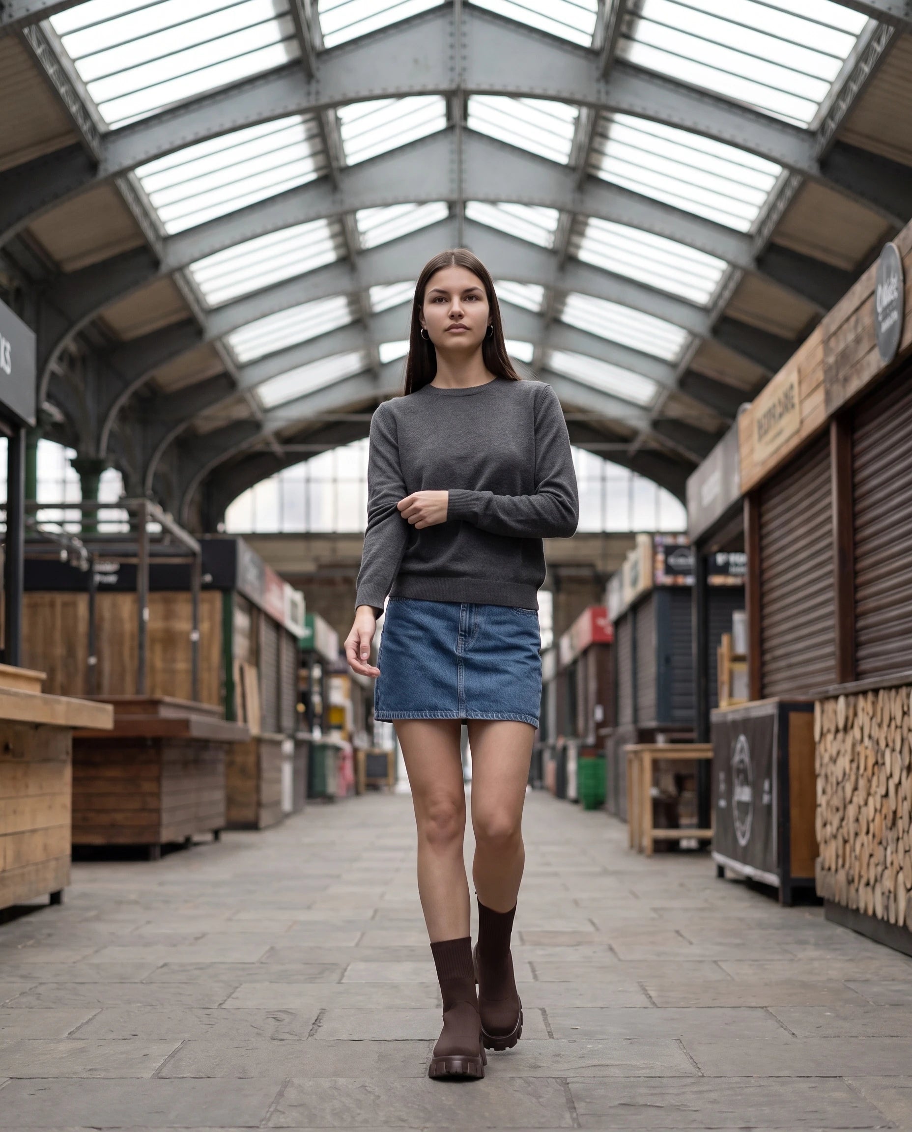 Bottines chaussettes à plateforme Antoinette — Chocolat, portées dans une halle de marché couverte
