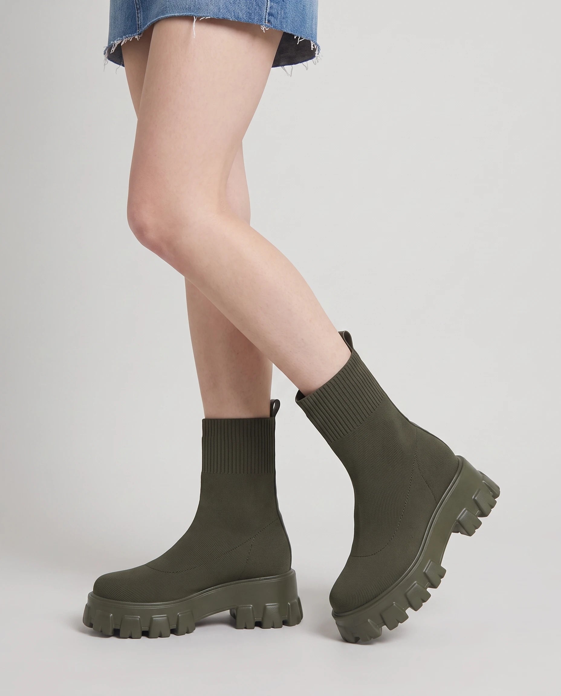 Bottines chaussettes à plateforme Antoinette — Kaki, portées en plan rapproché, genou fléchi