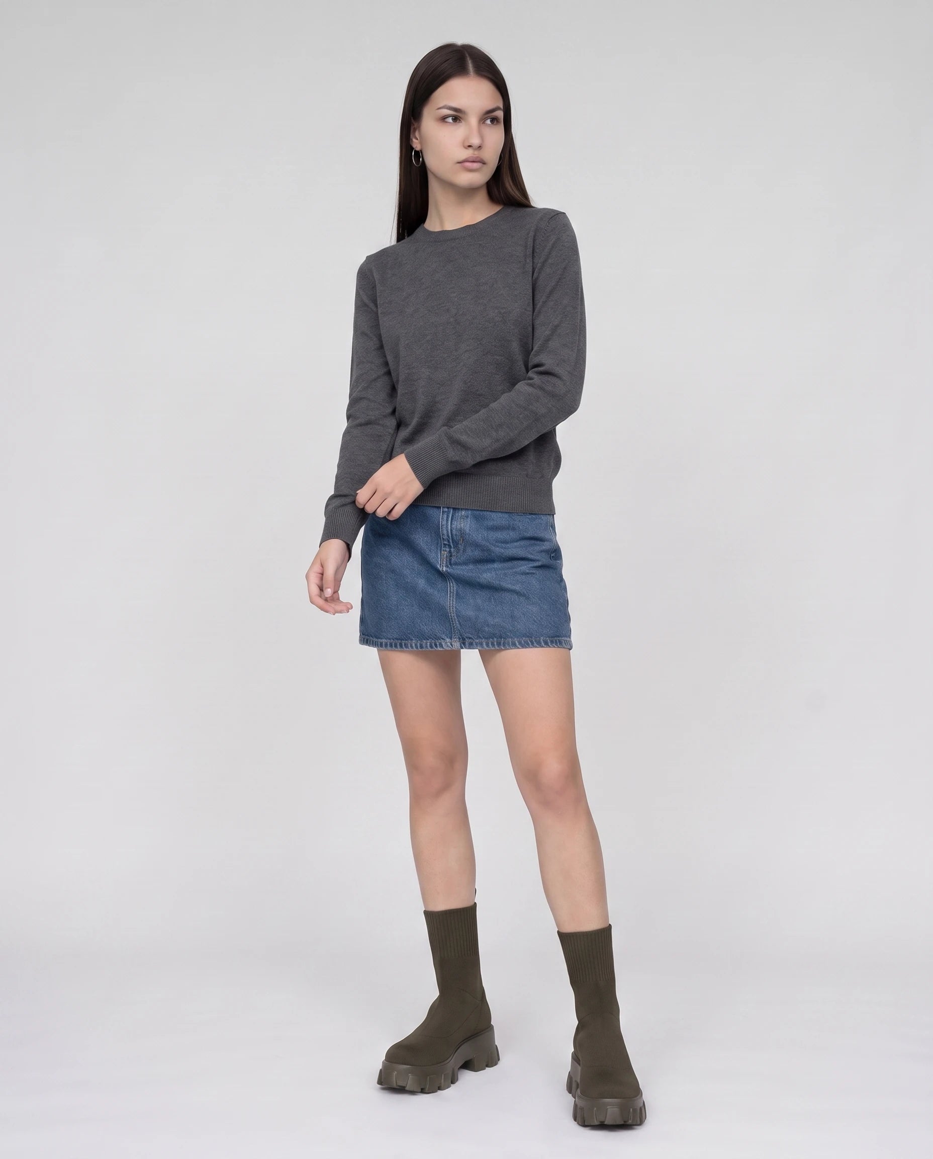 Bottines chaussettes à plateforme Antoinette — Kaki, portées en plein pied studio