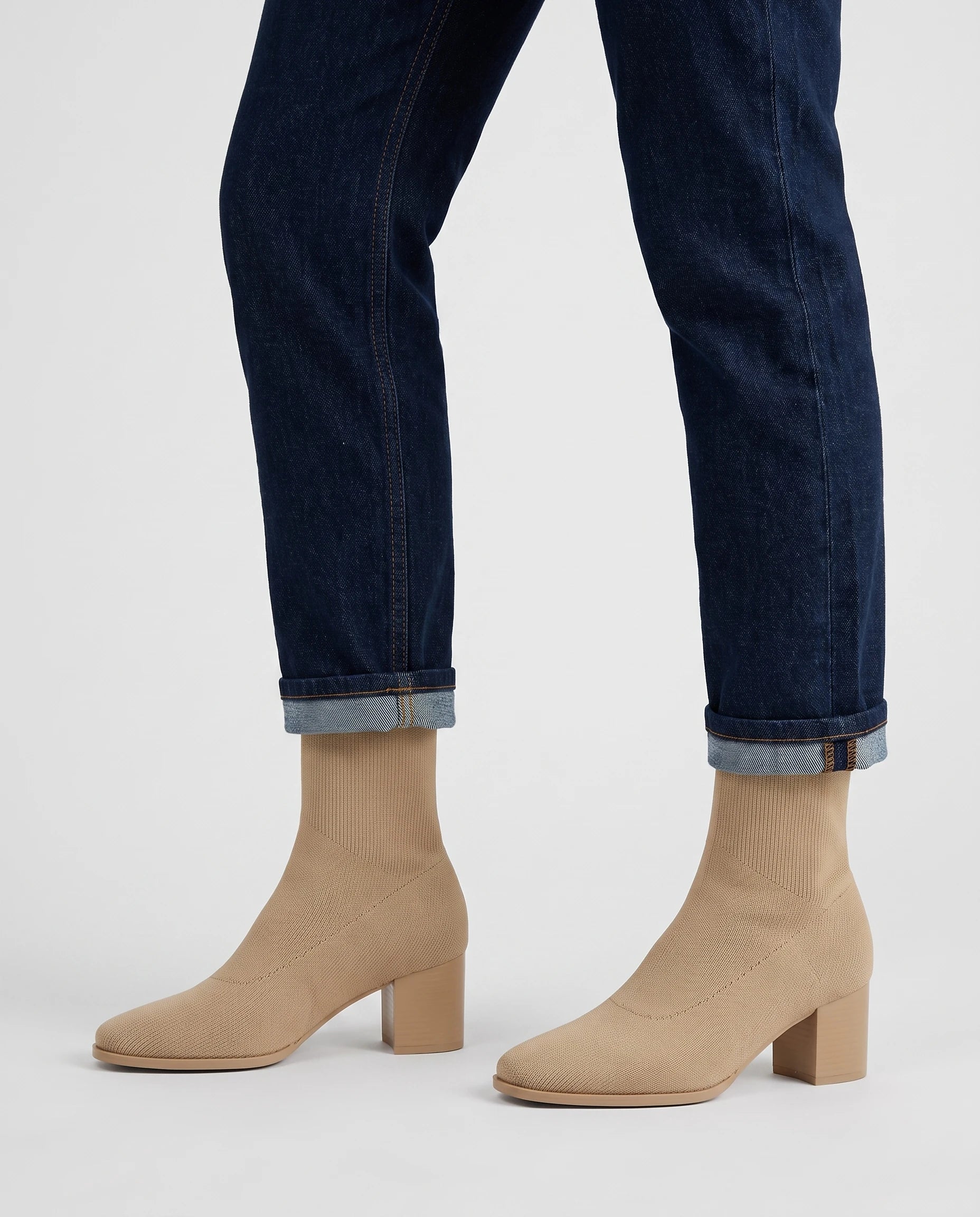 Bottines chaussettes en maille a talon bloc Cyprienne Beige — portées, plan rapproché