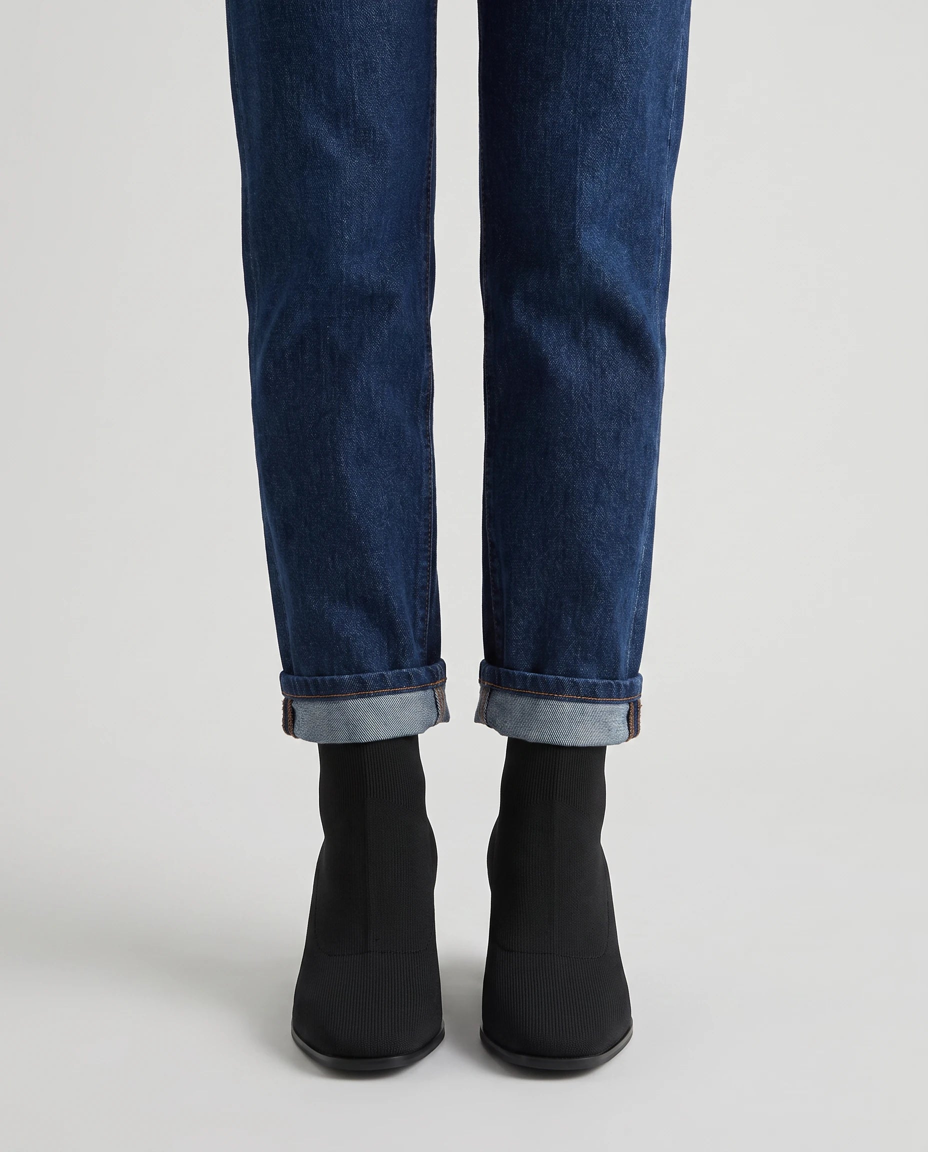 Bottines chaussettes en maille a talon bloc Cyprienne Noir — portées, plan rapproché