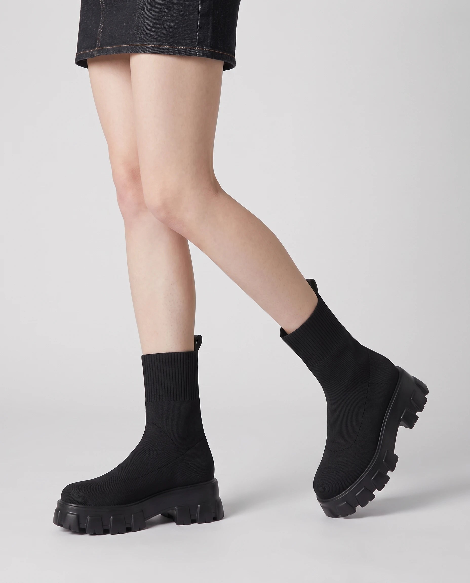 Bottines chaussettes à plateforme Antoinette — Noir, portées en plan rapproché en marche