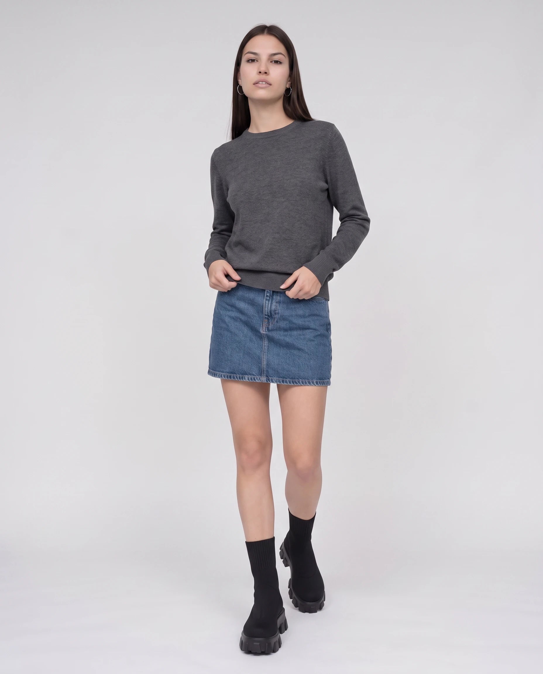 Bottines chaussettes à plateforme Antoinette — Noir, portées en plein pied studio