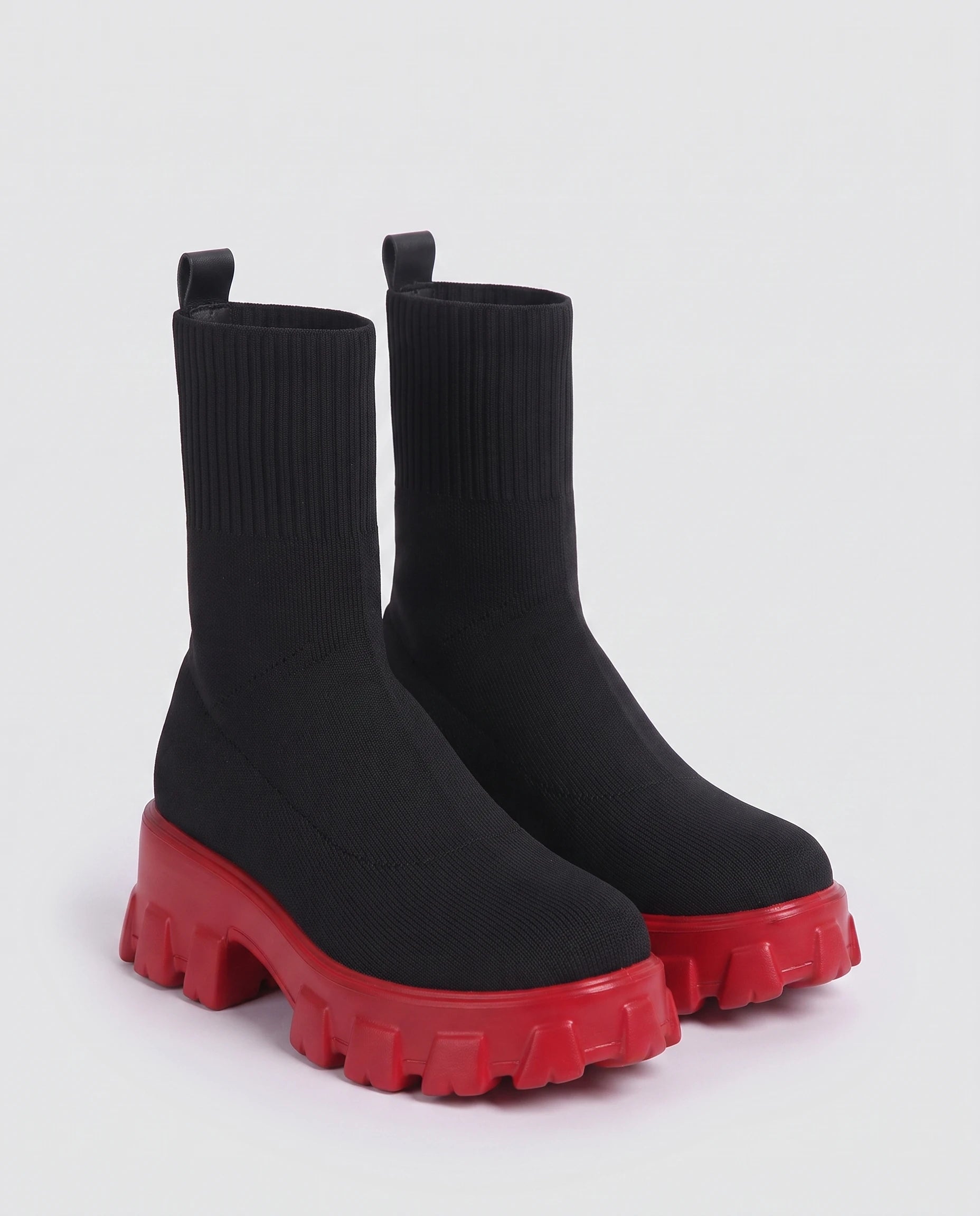 Bottines chaussettes à plateforme Antoinette — Noir Semelle Rouge, paire vue de trois quarts en contre-plongée