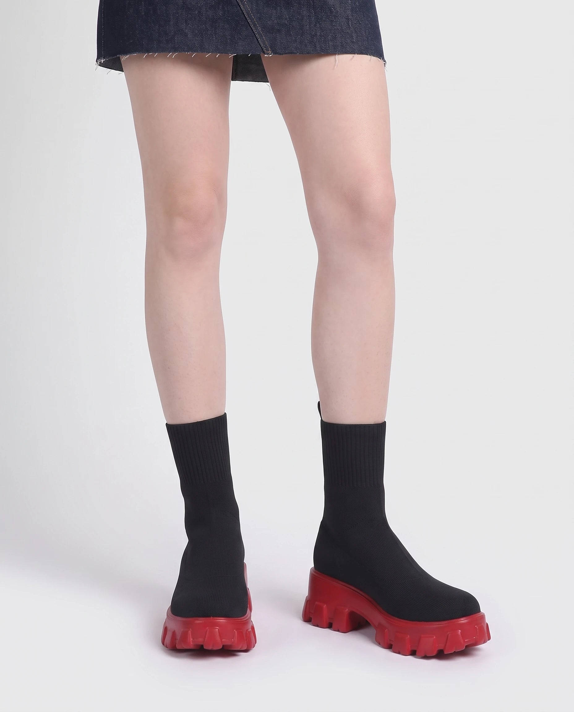 Bottines chaussettes à plateforme Antoinette — Noir Semelle Rouge, portées en plan rapproché, pieds parallèles