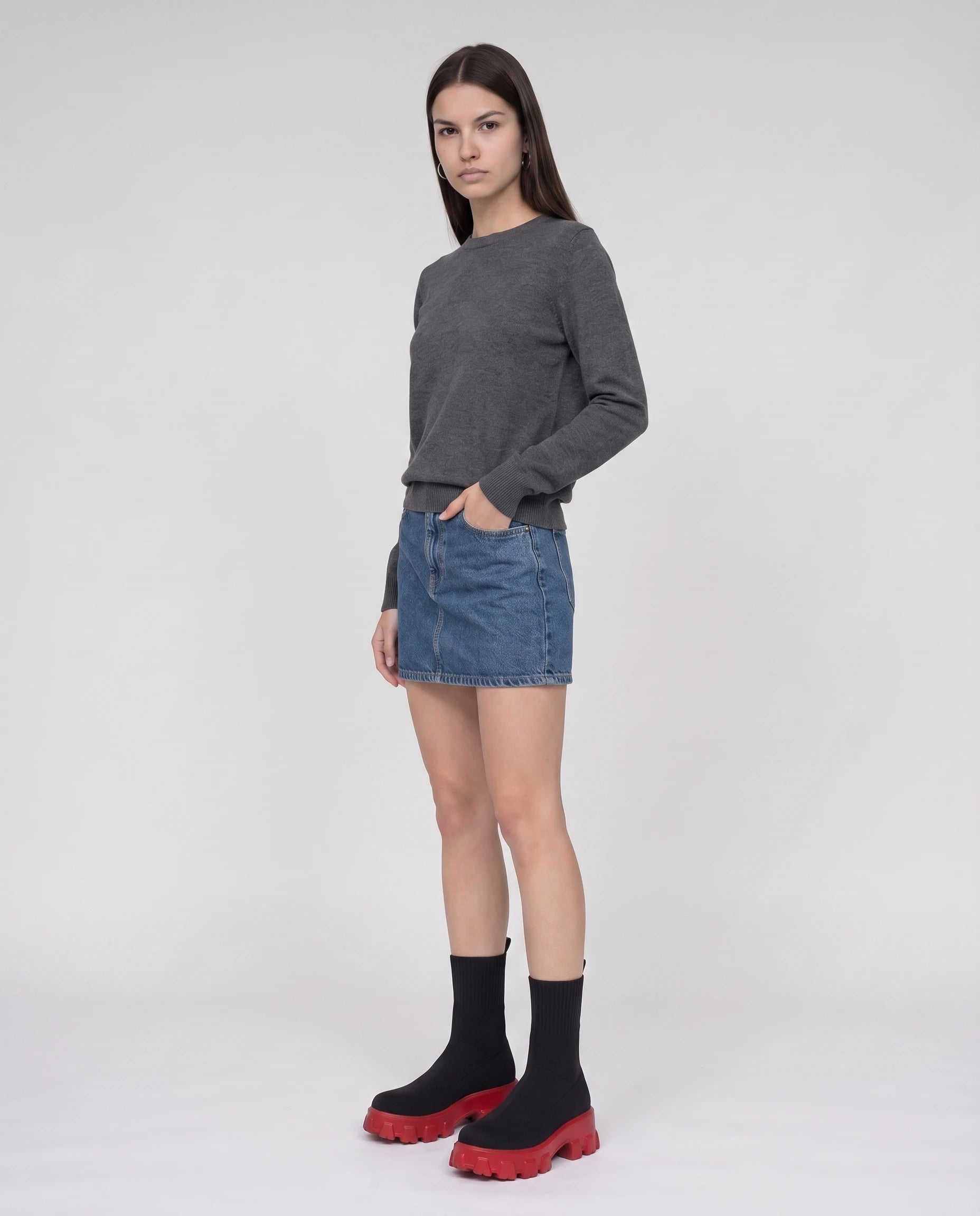Bottines chaussettes à plateforme Antoinette — Noir Semelle Rouge, portées en plein pied studio