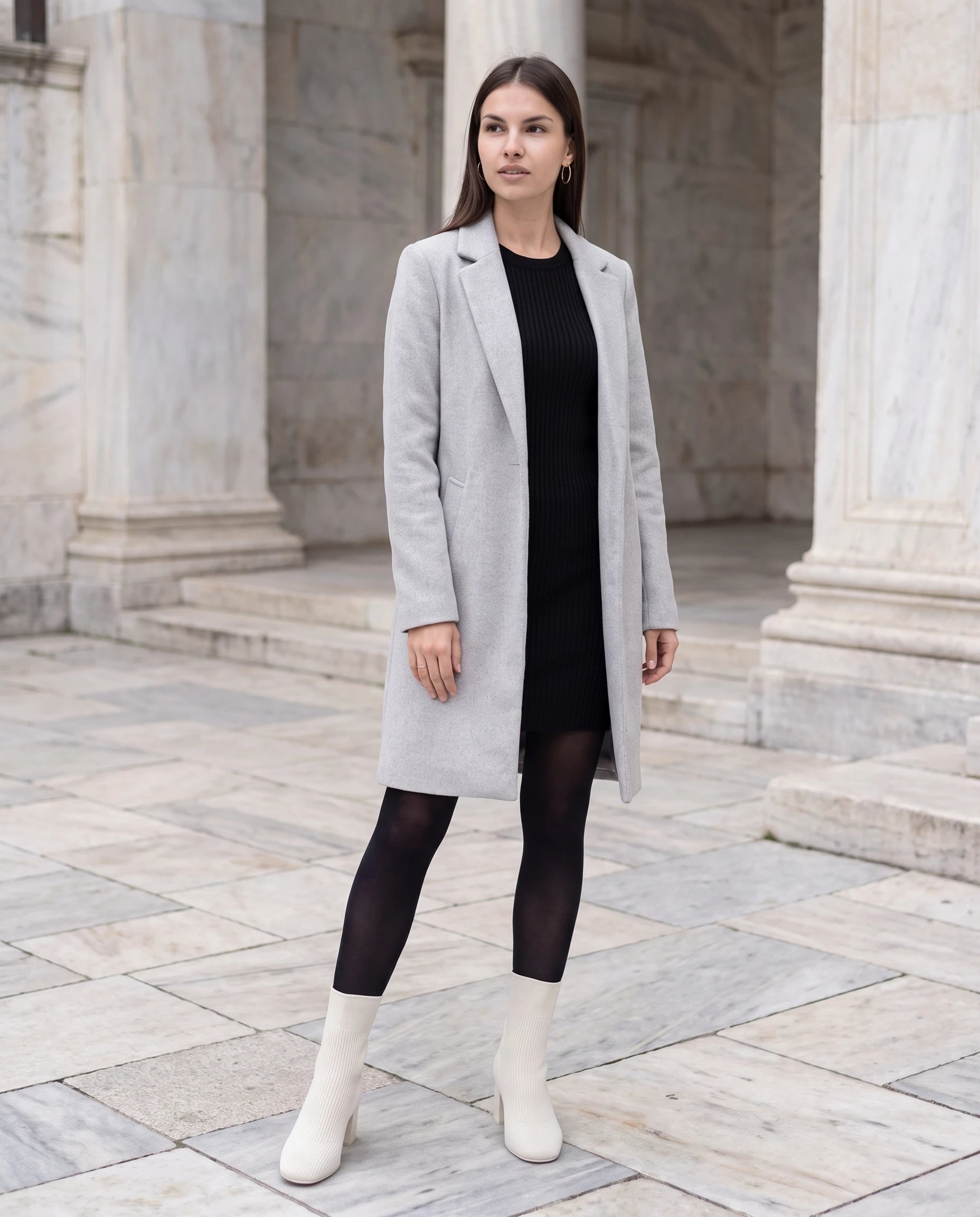 Bottines chaussettes en maille a talon haut Adelphine Blanc Cassé — portées en extérieur