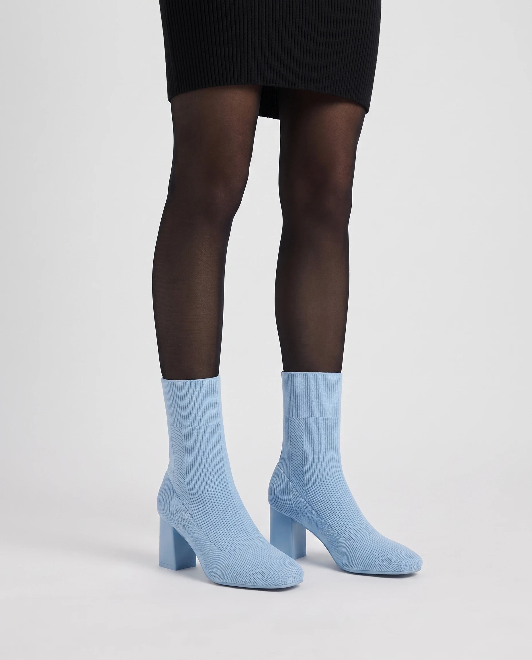 Bottines chaussettes en maille a talon haut Adelphine Bleu Ciel — portées, plan rapproché