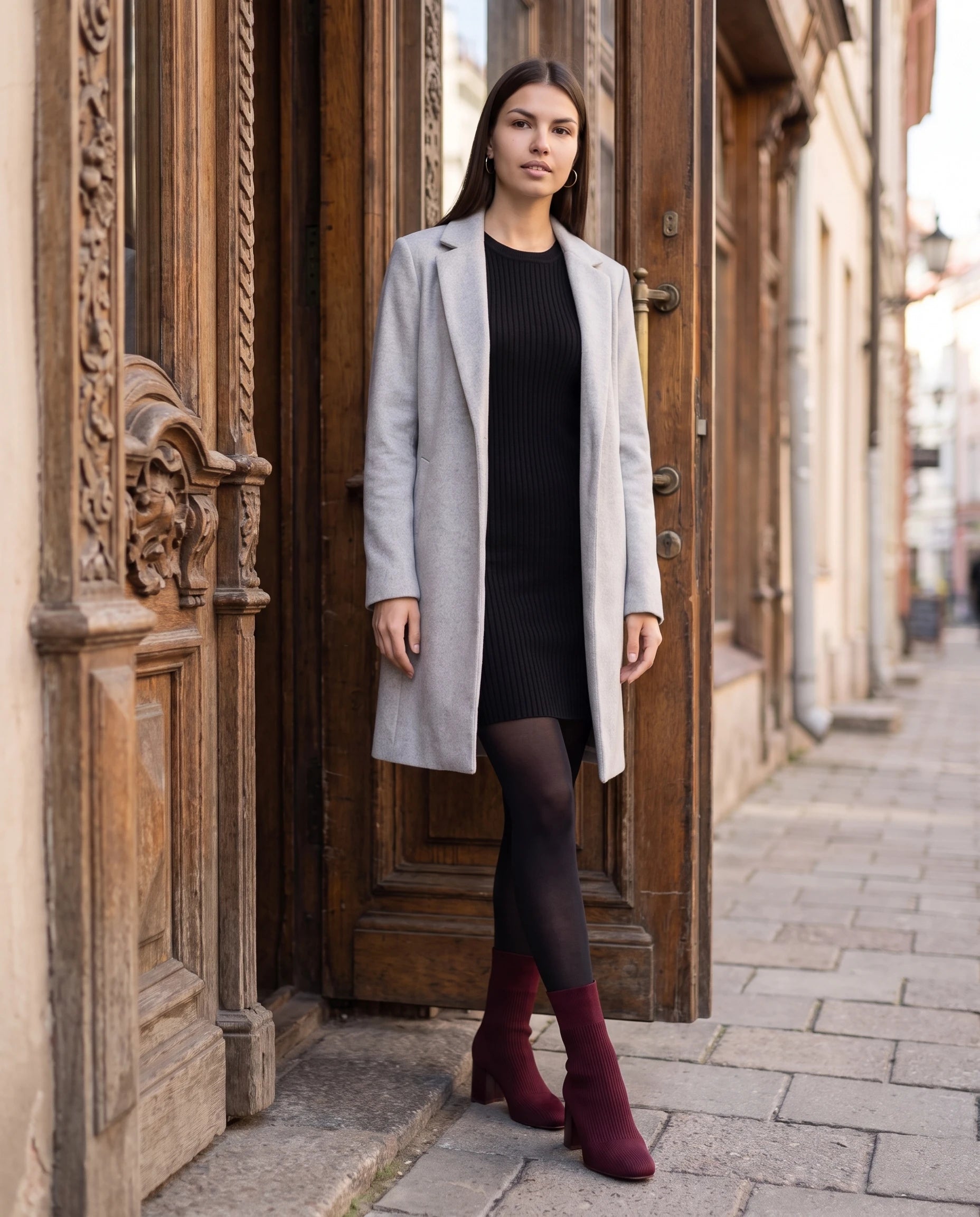 Bottines chaussettes en maille a talon haut Adelphine Bordeaux Profond — portées en extérieur