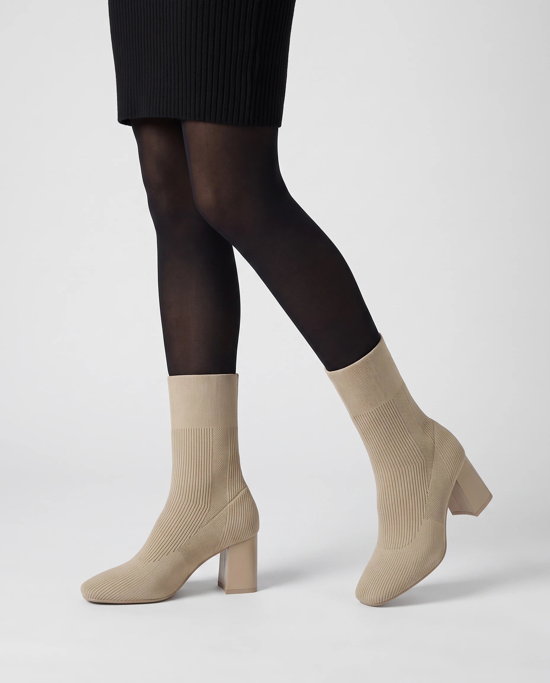 Bottines chaussettes en maille a talon haut Adelphine Sable — portées, plan rapproché