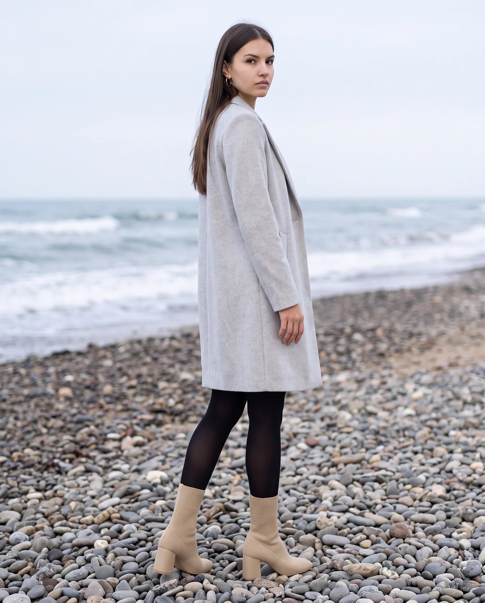 Bottines chaussettes en maille a talon haut Adelphine Sable — portées en extérieur
