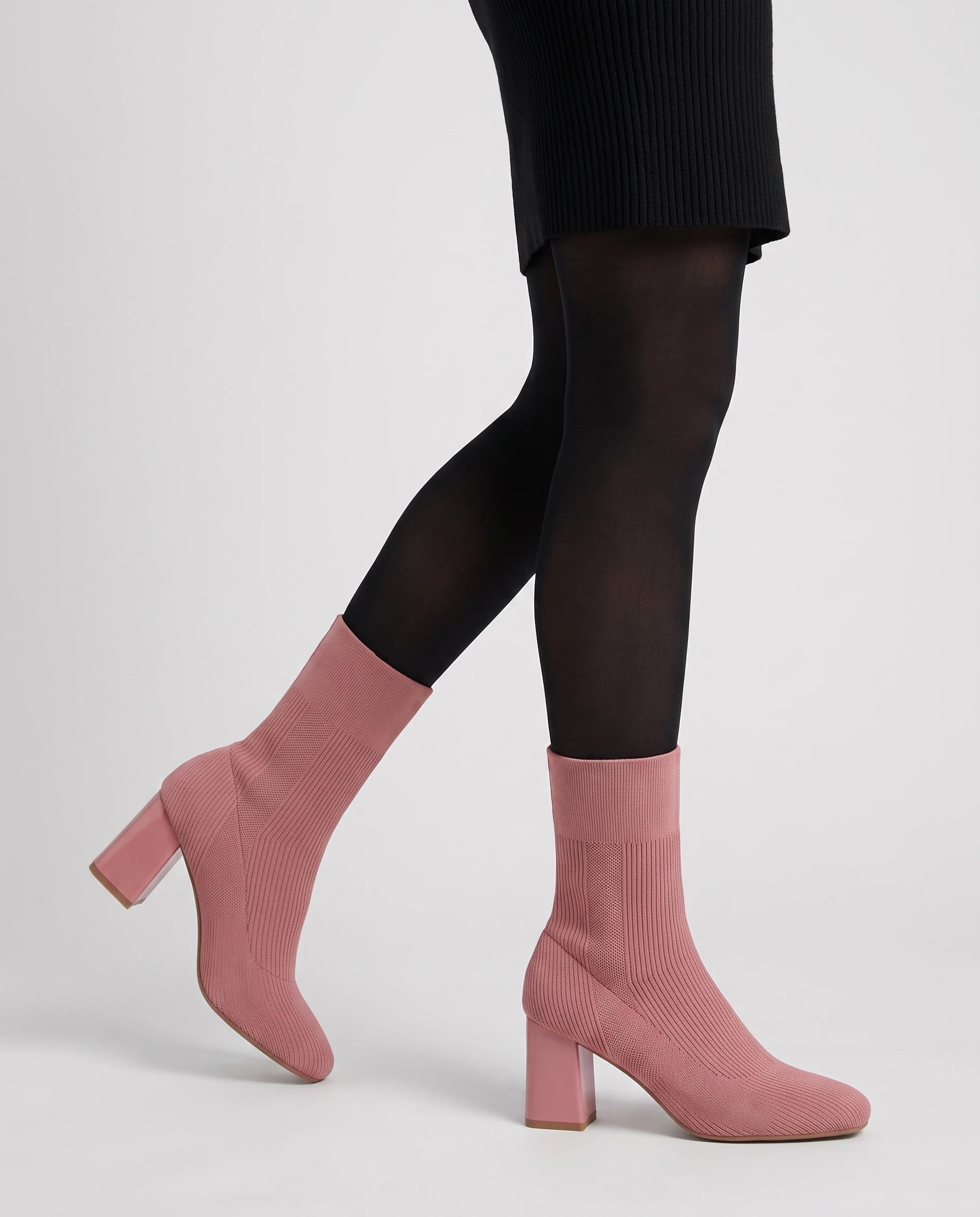 Bottines chaussettes en maille a talon haut Adelphine Vieux Rose — portées, plan rapproché